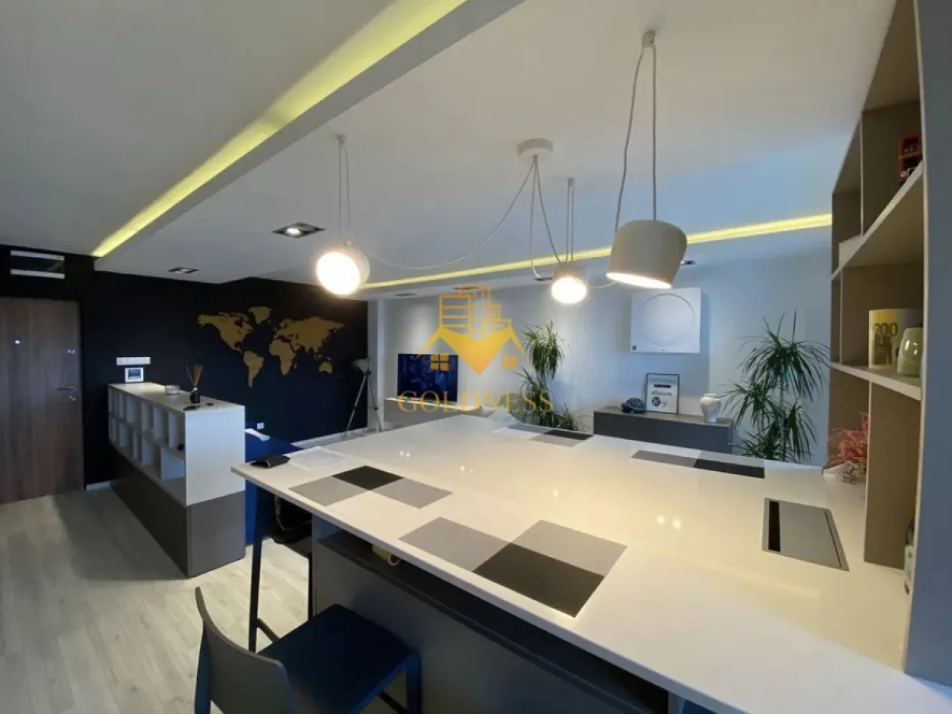 2 camere open space, Parcare, Premium, Fsega, Iulius Mall,Intre Lacuri - GOLDNESS Imobiliare vă propune spre închiriere un apartament cu camere complet mobilat și utilat, la etajul într-un imobil de etaje, în Cartierul Intre Lacuri.
Dispune de loc de parcare subteran!
Se află în apropierea stațiilor de transport în comun, magazine, restaurante, spații verzi, farmacii, etc. 

Apartamentul este compartimentat astfel:
 - dormitor cu pat matrimonial, dressing, noptiere
 - living cu bucatarie open space complet utilată și mobilată, canapea extensibilă, loc de servit masa 
 - baie cu dus walk-in, calorifer port prosop și dulap pentru depozitare.
 - balcon de 6 mp.

Imobilul este dotat cu toate cele necesare- centrală proprie, frigider, aragaz, hotă, mașină de spălat haine si vase, aer conditionat, etc. 

Dacă sunteți interesați de acest apartament și doriți să îl vizionați, dar și pentru alte oferte nu ezitați să ne contactați telefonic sau prin e-mail. Vă stăm la dispoziție!
Pentru intermediere se percepe un comision de 50% din prețul chiriei!