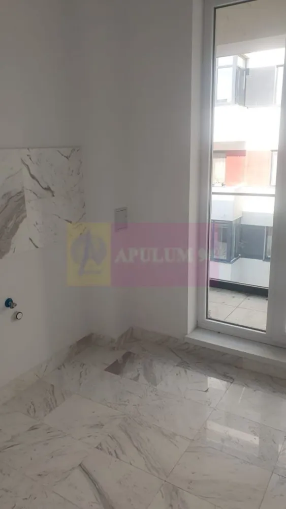Apartament 2 camere finisaje lux, Complex Avangard - Agentia imobiliara Apulum 94 
Vă ofera spre vânzare un apartament finisat premium, situat într-un imobil modern cu regim de înălțime P+6E+7 retras.
Apartamentul este poziționat la etajul 5 din 7, are vedere spre Nord, beneficiază de lumină naturală echilibrată și se predă la cheie, cu predare imediată, fiind ideala atât pentru locuire, cât și pentru investiție.
✨Finisaje și dotări:
🔑Ușă de intrare Megadoor, lățime 100 cm – siguranță și design premium.
🚪Uși interioare PINUM, finisaj modern.
🪟Tâmplărie exterioară Salamander – 5 camere, izolație termică și fonică superioară
🚰🛁Bucătărie și baie placate cu marmură, echipate cu spoturi de iluminat încastrate
🚿Obiecte sanitare KOLO
🚿Baterii GROHE
🪵Parchet EGGER, 8 mm, trafic intens, durabil și elegant
🔥Centrală termică proprie pe gaz IMMERGAS
Utilități:
Apartamentul este conectat la toți furnizorii de utilități:
🔥gaz
energie electrică
apă – Apanova
canalizare – rețeaua orașului🔥
