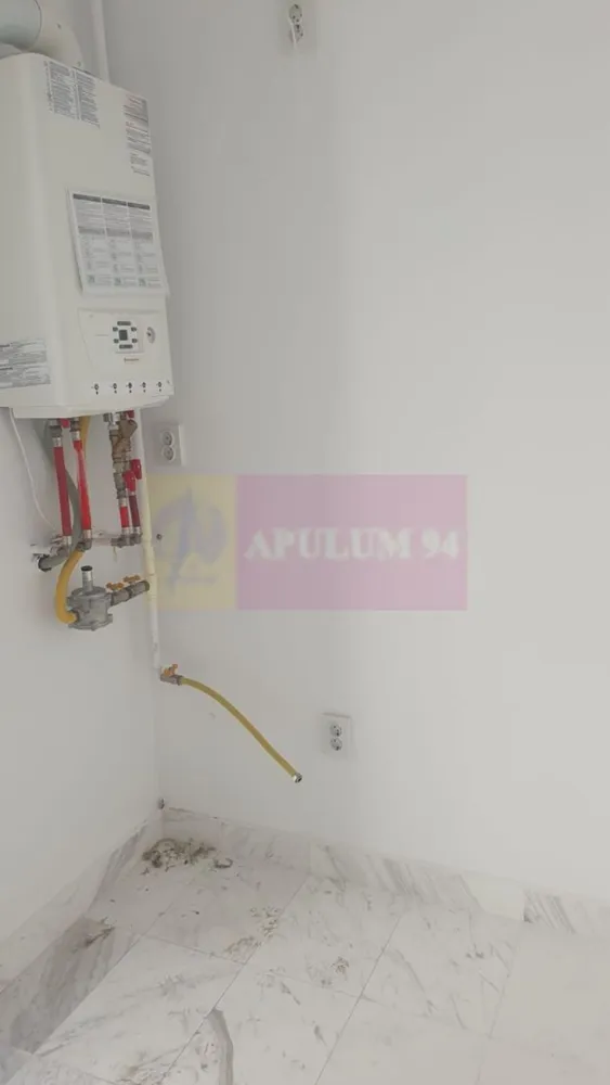 Apartament 2 camere finisaje lux, Complex Avangard - Agentia imobiliara Apulum 94 
Vă ofera spre vânzare un apartament finisat premium, situat într-un imobil modern cu regim de înălțime P+6E+7 retras.
Apartamentul este poziționat la etajul 5 din 7, are vedere spre Nord, beneficiază de lumină naturală echilibrată și se predă la cheie, cu predare imediată, fiind ideala atât pentru locuire, cât și pentru investiție.
✨Finisaje și dotări:
🔑Ușă de intrare Megadoor, lățime 100 cm – siguranță și design premium.
🚪Uși interioare PINUM, finisaj modern.
🪟Tâmplărie exterioară Salamander – 5 camere, izolație termică și fonică superioară
🚰🛁Bucătărie și baie placate cu marmură, echipate cu spoturi de iluminat încastrate
🚿Obiecte sanitare KOLO
🚿Baterii GROHE
🪵Parchet EGGER, 8 mm, trafic intens, durabil și elegant
🔥Centrală termică proprie pe gaz IMMERGAS
Utilități:
Apartamentul este conectat la toți furnizorii de utilități:
🔥gaz
energie electrică
apă – Apanova
canalizare – rețeaua orașului🔥