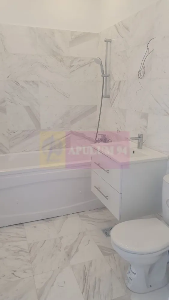 Apartament 2 camere finisaje lux, Complex Avangard - Agentia imobiliara Apulum 94 
Vă ofera spre vânzare un apartament finisat premium, situat într-un imobil modern cu regim de înălțime P+6E+7 retras.
Apartamentul este poziționat la etajul 5 din 7, are vedere spre Nord, beneficiază de lumină naturală echilibrată și se predă la cheie, cu predare imediată, fiind ideala atât pentru locuire, cât și pentru investiție.
✨Finisaje și dotări:
🔑Ușă de intrare Megadoor, lățime 100 cm – siguranță și design premium.
🚪Uși interioare PINUM, finisaj modern.
🪟Tâmplărie exterioară Salamander – 5 camere, izolație termică și fonică superioară
🚰🛁Bucătărie și baie placate cu marmură, echipate cu spoturi de iluminat încastrate
🚿Obiecte sanitare KOLO
🚿Baterii GROHE
🪵Parchet EGGER, 8 mm, trafic intens, durabil și elegant
🔥Centrală termică proprie pe gaz IMMERGAS
Utilități:
Apartamentul este conectat la toți furnizorii de utilități:
🔥gaz
energie electrică
apă – Apanova
canalizare – rețeaua orașului🔥