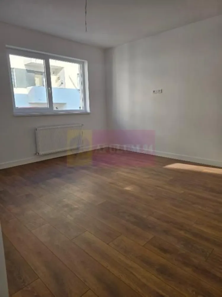 Apartament 2 camere/ OFERTA PROMOTIONALA/Finisaje premium/Predare imediata! - Agentia Apulum 94, va prezinta spre vânzare un Apartament 2 camerea finisat premium, situat într-un imobil modern cu regim de înălțime P+6E+7 retras.
Apartamentul este poziționata la etajul 6 din 7, beneficiază de lumină naturală echilibrată și se predă la cheie, cu predare imediată, fiind ideala atât pentru locuire, cât și pentru investiție.
✨Finisaje și dotări:
🔑Ușă de intrare Megadoor, lățime 100 cm – siguranță și design premium.
🚪Uși interioare PINUM, finisaj modern.
🪟Tâmplărie exterioară Salamander – 5 camere, izolație termică și fonică superioară
🚰🛁Bucătărie și baie placate cu marmură, echipate cu spoturi de iluminat încastrate
🚿Obiecte sanitare KOLO
🚿Baterii GROHE
🪵Parchet EGGER, 8 mm, trafic intens, durabil și elegant
🔥Centrală termică proprie pe gaz IMMERGAS
Utilități:
Apartamentul este conectat la toți furnizorii de utilități:
🔥gaz
energie electrică
apă – Apanova
canalizare – rețeaua orașului🔥