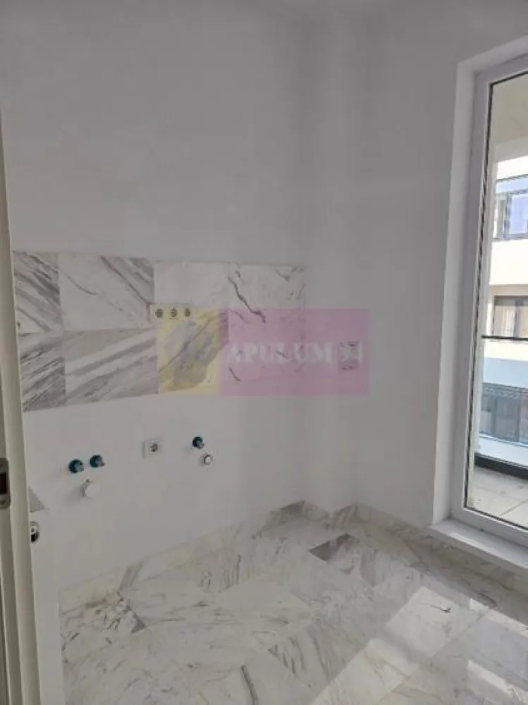 Apartament 2 camere/ OFERTA PROMOTIONALA/Finisaje premium/Predare imediata! - Agentia Apulum 94, va prezinta spre vânzare un Apartament 2 camerea finisat premium, situat într-un imobil modern cu regim de înălțime P+6E+7 retras.
Apartamentul este poziționata la etajul 6 din 7, beneficiază de lumină naturală echilibrată și se predă la cheie, cu predare imediată, fiind ideala atât pentru locuire, cât și pentru investiție.
✨Finisaje și dotări:
🔑Ușă de intrare Megadoor, lățime 100 cm – siguranță și design premium.
🚪Uși interioare PINUM, finisaj modern.
🪟Tâmplărie exterioară Salamander – 5 camere, izolație termică și fonică superioară
🚰🛁Bucătărie și baie placate cu marmură, echipate cu spoturi de iluminat încastrate
🚿Obiecte sanitare KOLO
🚿Baterii GROHE
🪵Parchet EGGER, 8 mm, trafic intens, durabil și elegant
🔥Centrală termică proprie pe gaz IMMERGAS
Utilități:
Apartamentul este conectat la toți furnizorii de utilități:
🔥gaz
energie electrică
apă – Apanova
canalizare – rețeaua orașului🔥
