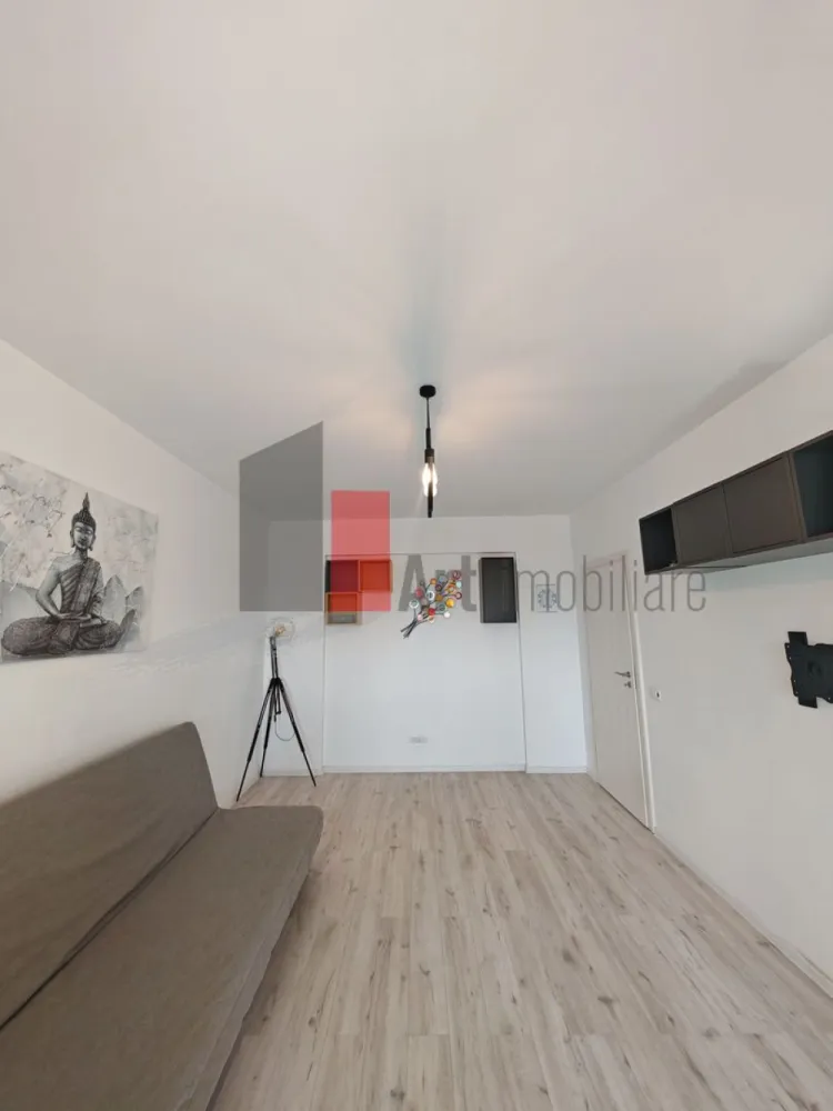 Apartament cu 2 camere de vanzare -Pacii-cu centrala-semimobilat si utilat - Va propunem, un apartament cu doua camera de vanzare, decomandat, situat in zona Pacii, Preciziei, in complexul Envogue Residence (se intra din bulevardul Iuliu Maniu pe Drumul Rotii-ca punct de reper) , sector 6, cu centrala termica, semimobilat si utilat, cu aer conditionat, cu o suprafata de 55 mp, intr-un bloc construit in anul 2020, cu bucatarie utilata si inchisa (cu Frigider-Samsung, masina de spalat-Samsung, cuptor electric +plita pe gaz-Fornelli), cu balcon mare inchis (canapeaua din balcon nu mai este), la o distanta de 20 minute de metrou Preciziei. Se poate vinde semimobilat sau nu. Orientare pe Sud, avem soare intre 9-14. Actele sunt la zi, gata de mutare! In zona (in incinta blocului) gasim locuri de joaca pentru copii, parc, la cateva minute mai gasim, supermarketuri Aushan, Penny, Mega Image, Froo, statie de autobuz aproape de bloc!