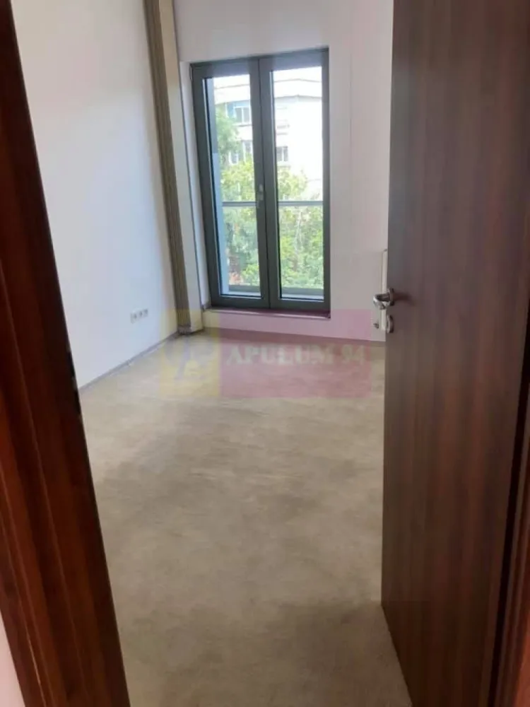Spatiu birouri Drumul Sarii. - Compania imobiliara Apulum 94 va propune spre inchiriere un spatiu de birouri situat stradal pe Drumul Sarii, la etajul 3 al unui imobil de birouri S+P+3 , construit in anul 2010. 
Spatiul este compartimentat in 3 camere + dependinte, o baie, hol, bucatarie la care se adauga 3 balcoane. 
Spatiul este contorizat separat si este finisat. 
Pentru vizionare si alte detalii nu ezitati sa ma contactati pe nr 0733683446- Laura Ionescu.
Comisionul agentiei este 50%+ tva.