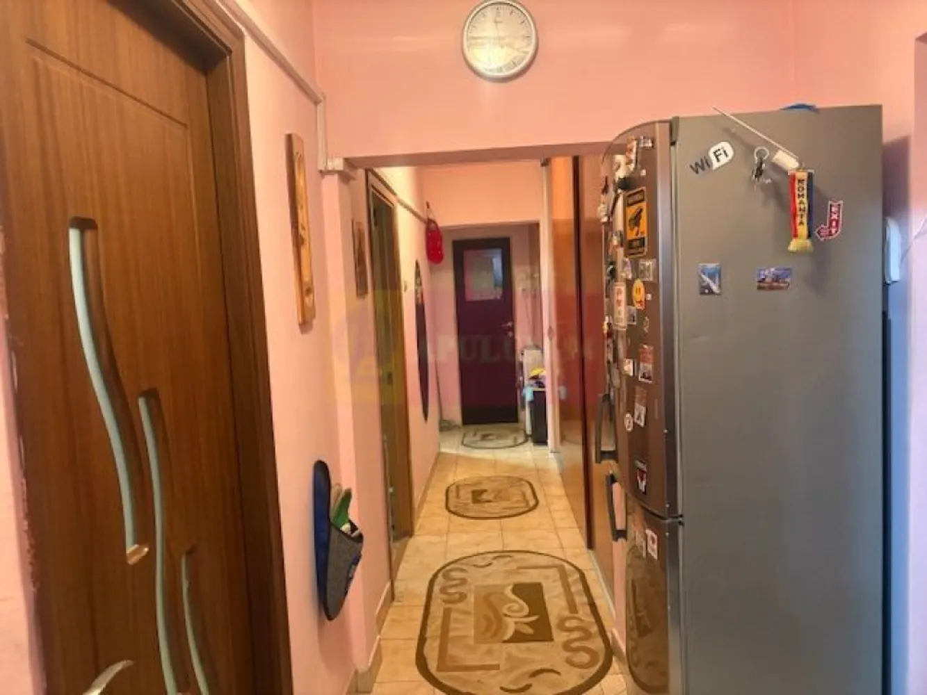Apartament 3 camere Soseaua Vergului- Parcul Morarilor. - Compania imobiliara Apulum94 va propune un apartament e 3 camere situat pe Soseaua Vergului, in apropiere de Mc Donald, de statia de metrou Costin Georgian si de Parcul Morarilor. 
Apartamentul este situat la etajul 8/11, intr-un imobil reabilitat termic. 
Este decomandat si beneficiaza de 2 balcoane. 
Apartamentul este debransat de la apa calda si are boilere in baie si bucatarie, are termoficare si teava separata de gaze, avand 2 focuri, ceea ce faciliteaza montarea de centrala termica. 
Interiorul necesita renovare, apartamentul are ferestre termopan. 
Pentru mai multe detalii si vizionare nu ezitati sa ma contactati pe nr 0733683446- Laura Ionescu.