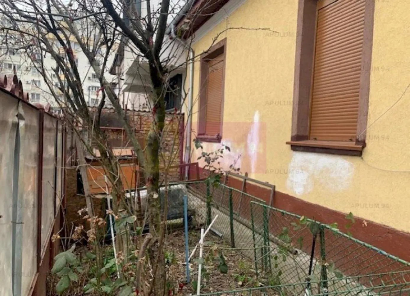 Casa Floreasca- Dinamo. - OCAZIE FOARTE RARA DE A LOCUI INTR-O ZONA FOARTE BUNA A CAPITALEI.
Compania imobiliara Apulum94 va propune o casa situata in zona Floreasca, in apropiere de Stadionul Dinamo. 
Zona este foarte apropiata de mijloacele de transport, mall, spital. 
Casa este demisol+ parter+ pod. Casa este pe stilul interbelic , din caramida, avand camere inalte si spatioase.
Pe teren sunt trase toate utilitatile- curent, gaze, apa, canal. 
Exista urbanism care incadreaza terenul in L1a- cu regim de inaltime de P+2; POT= 45%; CUT= 1,3.
Pentru vizionare si mai multe detalii nu ezitati sa ma contactati pe nr 0733683446- Laura Ionescu.