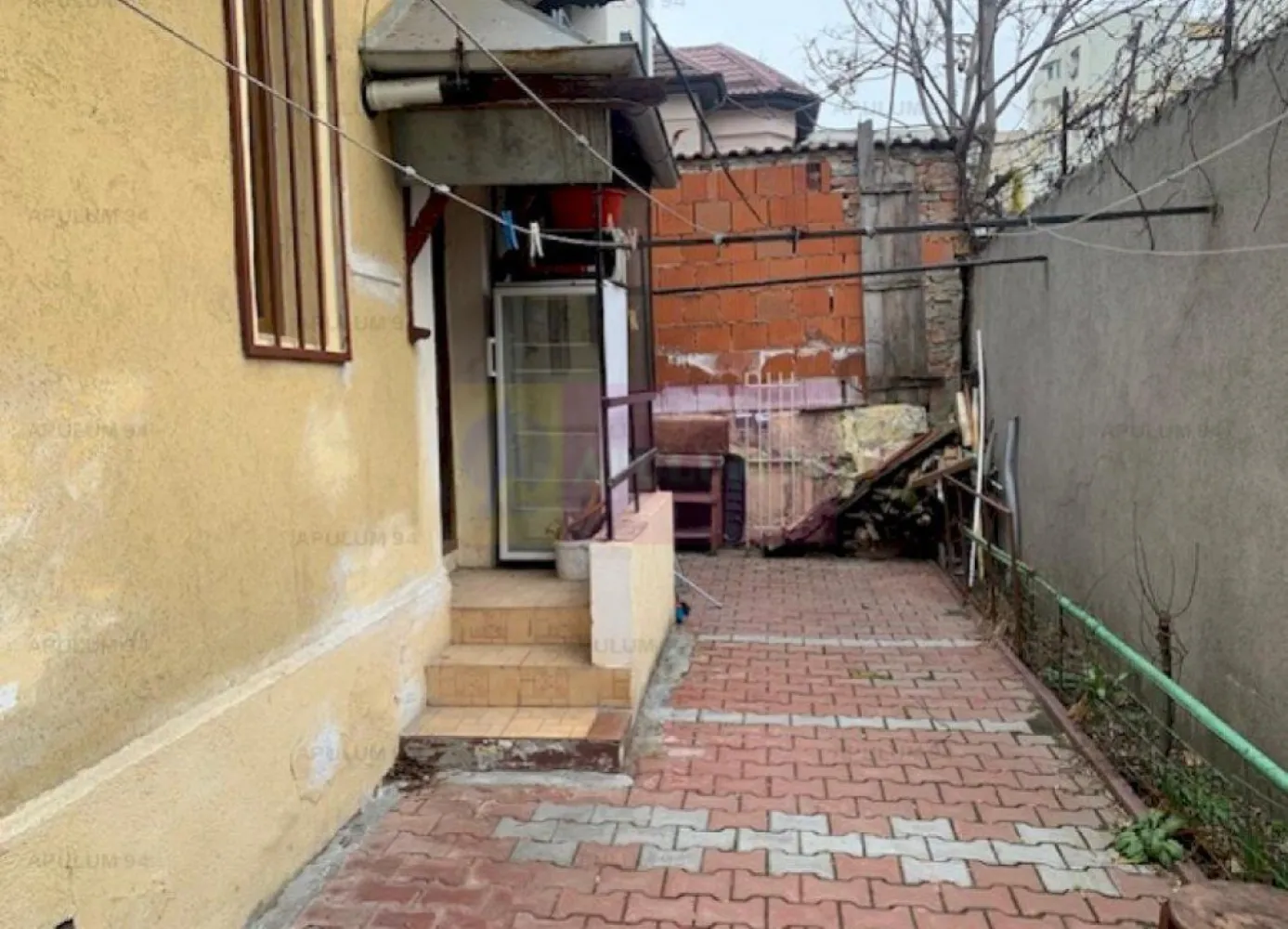 Casa Floreasca- Dinamo. - OCAZIE FOARTE RARA DE A LOCUI INTR-O ZONA FOARTE BUNA A CAPITALEI.
Compania imobiliara Apulum94 va propune o casa situata in zona Floreasca, in apropiere de Stadionul Dinamo. 
Zona este foarte apropiata de mijloacele de transport, mall, spital. 
Casa este demisol+ parter+ pod. Casa este pe stilul interbelic , din caramida, avand camere inalte si spatioase.
Pe teren sunt trase toate utilitatile- curent, gaze, apa, canal. 
Exista urbanism care incadreaza terenul in L1a- cu regim de inaltime de P+2; POT= 45%; CUT= 1,3.
Pentru vizionare si mai multe detalii nu ezitati sa ma contactati pe nr 0733683446- Laura Ionescu.