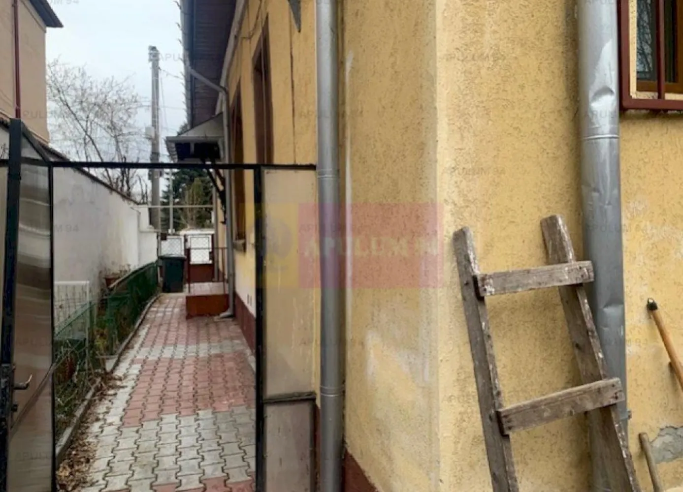 Casa Floreasca- Dinamo. - OCAZIE FOARTE RARA DE A LOCUI INTR-O ZONA FOARTE BUNA A CAPITALEI.
Compania imobiliara Apulum94 va propune o casa situata in zona Floreasca, in apropiere de Stadionul Dinamo. 
Zona este foarte apropiata de mijloacele de transport, mall, spital. 
Casa este demisol+ parter+ pod. Casa este pe stilul interbelic , din caramida, avand camere inalte si spatioase.
Pe teren sunt trase toate utilitatile- curent, gaze, apa, canal. 
Exista urbanism care incadreaza terenul in L1a- cu regim de inaltime de P+2; POT= 45%; CUT= 1,3.
Pentru vizionare si mai multe detalii nu ezitati sa ma contactati pe nr 0733683446- Laura Ionescu.
