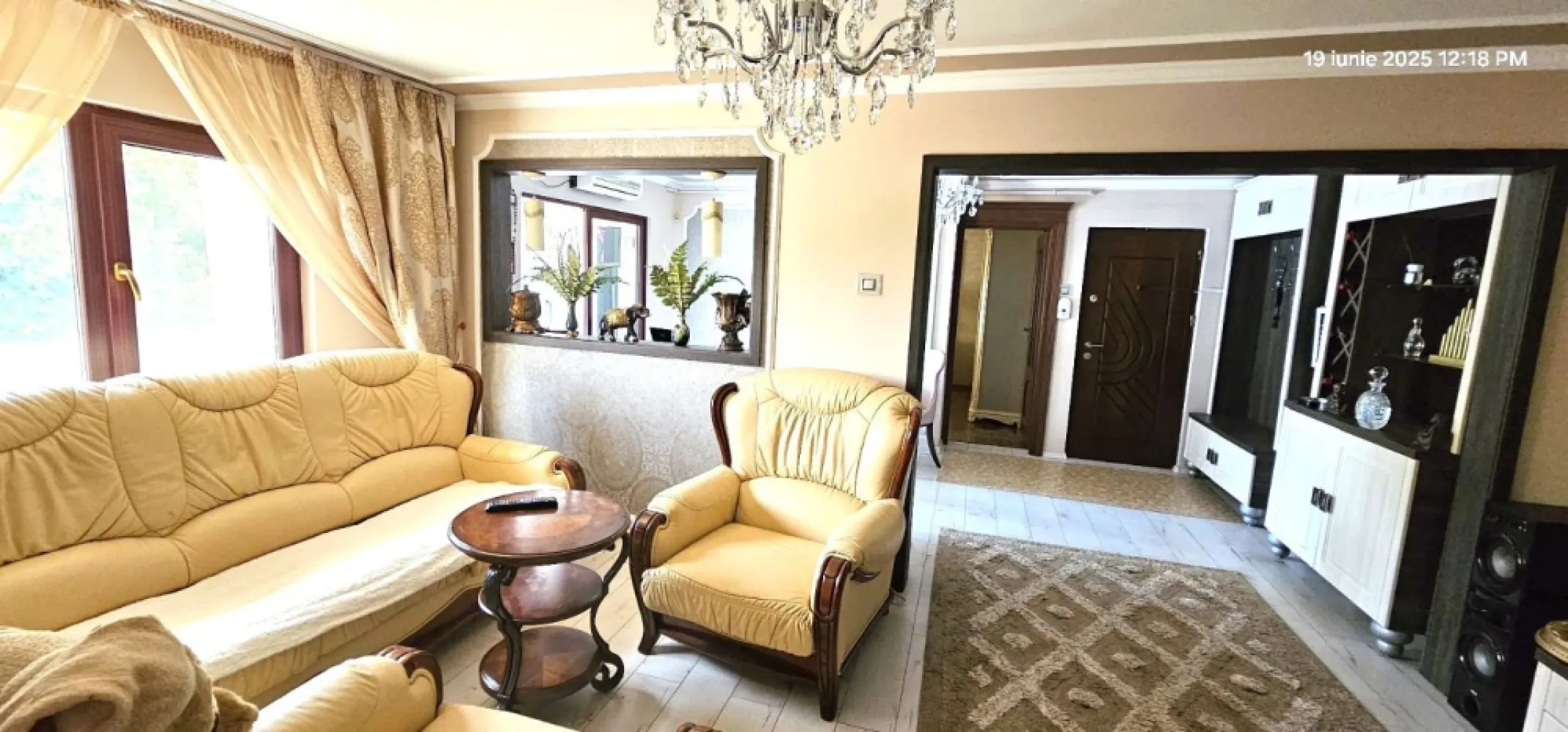 Apartament modern cu 3 camere de închiriat – Siderurgiștilor Vest - Vă propunem spre închiriere un apartament elegant și modern, cu 3 camere, situat într-o zonă excelentă din Siderurgiștilor Vest, în apropiere de Spitalul de Copii, Liceul Auto și Stadionul Oțelul. Locuința este amplasată la un etaj intermediar și este complet mobilată și utilată, pregătită pentru mutare imediată.
Caracteristici:
- 3 camere spațioase și luminoase
- Mobilier modern și finisaje de calitate
- Complet utilat și mobilat
- Etaj intermediar, confort sporit
- Ideal pentru închiriere pe termen lung
- Zonă liniștită, cu acces rapid către puncte de interes și mijloace de transport.
Localizare:
Apartamentul este situat în apropiere de:
- Spitalul de Copii
- Liceul Auto
- Stadionul Oțelul
- Casa Roșie
- Complex Flora
Condiții financiare:
Chirie: 600 Euro/lună 
Garanție: 600 Euro
Comision agenție: 50% + TVA din prima lună de chirie
Pentru mai multe informații sau pentru programarea unei vizionări, ne puteți contacta cu încredere.
 0746 252 252 – Liliana Ene
Consilier imobiliar – Mag Invest
O locuință modernă, într-o zonă foarte bună, care merită văzută!