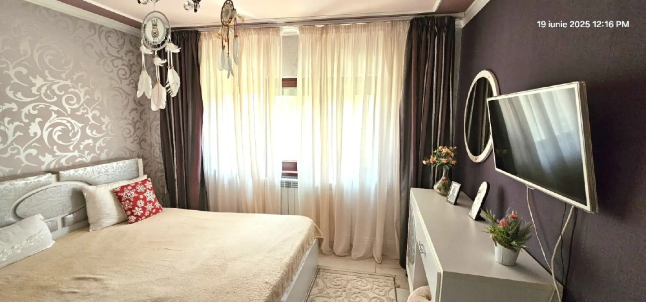 Apartament modern cu 3 camere de închiriat – Siderurgiștilor Vest - Vă propunem spre închiriere un apartament elegant și modern, cu 3 camere, situat într-o zonă excelentă din Siderurgiștilor Vest, în apropiere de Spitalul de Copii, Liceul Auto și Stadionul Oțelul. Locuința este amplasată la un etaj intermediar și este complet mobilată și utilată, pregătită pentru mutare imediată.
Caracteristici:
- 3 camere spațioase și luminoase
- Mobilier modern și finisaje de calitate
- Complet utilat și mobilat
- Etaj intermediar, confort sporit
- Ideal pentru închiriere pe termen lung
- Zonă liniștită, cu acces rapid către puncte de interes și mijloace de transport.
Localizare:
Apartamentul este situat în apropiere de:
- Spitalul de Copii
- Liceul Auto
- Stadionul Oțelul
- Casa Roșie
- Complex Flora
Condiții financiare:
Chirie: 600 Euro/lună 
Garanție: 600 Euro
Comision agenție: 50% + TVA din prima lună de chirie
Pentru mai multe informații sau pentru programarea unei vizionări, ne puteți contacta cu încredere.
 0746 252 252 – Liliana Ene
Consilier imobiliar – Mag Invest
O locuință modernă, într-o zonă foarte bună, care merită văzută!