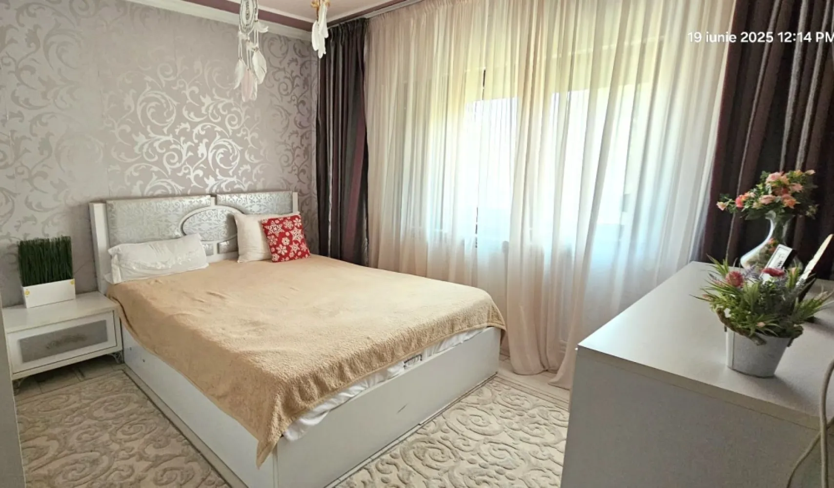Apartament modern cu 3 camere de închiriat – Siderurgiștilor Vest - Vă propunem spre închiriere un apartament elegant și modern, cu 3 camere, situat într-o zonă excelentă din Siderurgiștilor Vest, în apropiere de Spitalul de Copii, Liceul Auto și Stadionul Oțelul. Locuința este amplasată la un etaj intermediar și este complet mobilată și utilată, pregătită pentru mutare imediată.
Caracteristici:
- 3 camere spațioase și luminoase
- Mobilier modern și finisaje de calitate
- Complet utilat și mobilat
- Etaj intermediar, confort sporit
- Ideal pentru închiriere pe termen lung
- Zonă liniștită, cu acces rapid către puncte de interes și mijloace de transport.
Localizare:
Apartamentul este situat în apropiere de:
- Spitalul de Copii
- Liceul Auto
- Stadionul Oțelul
- Casa Roșie
- Complex Flora
Condiții financiare:
Chirie: 600 Euro/lună 
Garanție: 600 Euro
Comision agenție: 50% + TVA din prima lună de chirie
Pentru mai multe informații sau pentru programarea unei vizionări, ne puteți contacta cu încredere.
 0746 252 252 – Liliana Ene
Consilier imobiliar – Mag Invest
O locuință modernă, într-o zonă foarte bună, care merită văzută!