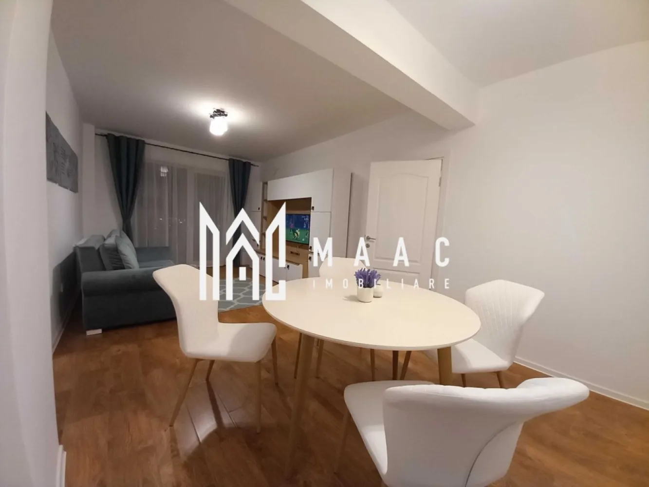 Apartament 2 camere | 60 MPU | Balcon | Parcare | Bulevardul Mihai Viteazu - MAAC Imobiliare vă propune spre închiriere un apartament modern, disponibil pe termen lung, destinat exclusiv unei familii sau unui cuplu serios, situat în Șelimbăr – Bulevardul Mihai Viteazu. Localizare Zonă foarte bine conectată, cu acces rapid către Sibiu, magazine, centre comerciale și mijloace de transport în comun. Compartimentare: Living separat Hol Bucătărie complet utilată Dormitor cu dressing Baie cu duș și bideu Balcon amenajat, cu masă și scaune de grădină Dotări și facilități: Apartamentul este complet mobilat și utilat, conform fotografiilor, și dispune de: Aer condiționat Combină frigorifică Televizor Smart Mașină de spălat rufe Mașină de spălat vase Plită pe gaz Cuptor electric Cuptor cu microunde Aspirator Loc de parcare privat inclus Condiții de închiriere: Contract înregistrat la ANAF, cu plata taxelor către stat Se achită chiria pentru luna în curs + garanție Nu se permite fumatul în interior Pentru mai multe detalii precizati telefonic ca ati vazut anuntul cu ID: CP2855919 }}