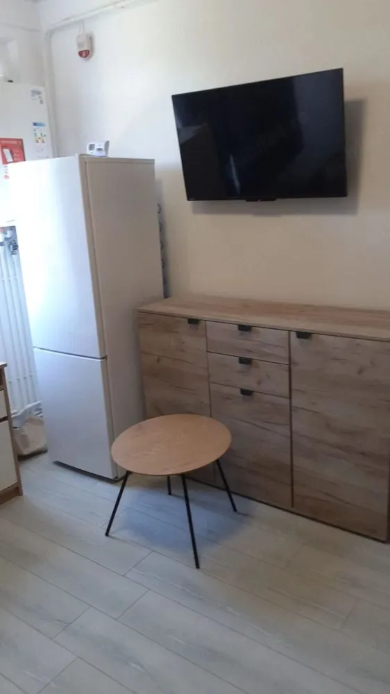 De inchiriat garsoniera Micro 40, 1000 lei - Se oferă spre închiriere o garsonieră situată în Micro 40, in spatele Shopping City Galați. Locuința este proaspăt zugrăvită și dispune de mobilier și electrocasnice noi, fiind pregătită pentru mutare imediată.
Detalii:
- Etaj 3
- Mobilată și utilată
- Mobilier nou
- Electrocasnice noi
- Zonă liniștită, cu acces facil către magazine și mijloace de transport
Condiții financiare:
- Chirie: 1000 lei/lună
- Garanție: 1000 lei.
La incheierea contractului de inchiriere, chiriasul va achita prima chirie, garantia si comisionul agentiei imobiliare.
Pentru mai multe informații și vizionări: 0746.252.252 Liliana Ene.