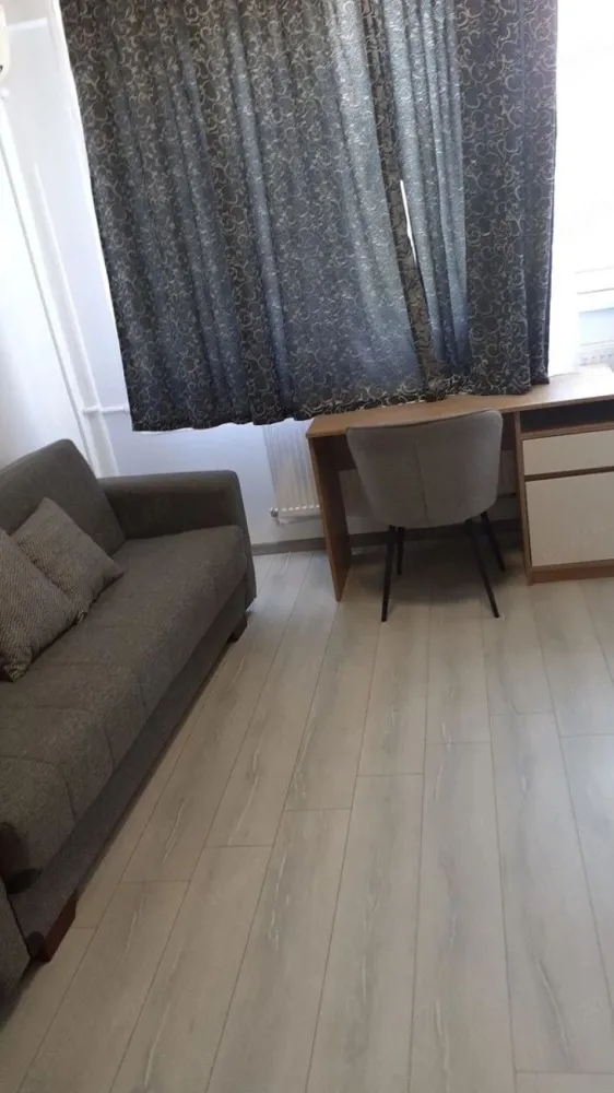 De inchiriat garsoniera Micro 40, 1000 lei - Se oferă spre închiriere o garsonieră situată în Micro 40, in spatele Shopping City Galați. Locuința este proaspăt zugrăvită și dispune de mobilier și electrocasnice noi, fiind pregătită pentru mutare imediată.
Detalii:
- Etaj 3
- Mobilată și utilată
- Mobilier nou
- Electrocasnice noi
- Zonă liniștită, cu acces facil către magazine și mijloace de transport
Condiții financiare:
- Chirie: 1000 lei/lună
- Garanție: 1000 lei.
La incheierea contractului de inchiriere, chiriasul va achita prima chirie, garantia si comisionul agentiei imobiliare.
Pentru mai multe informații și vizionări: 0746.252.252 Liliana Ene.