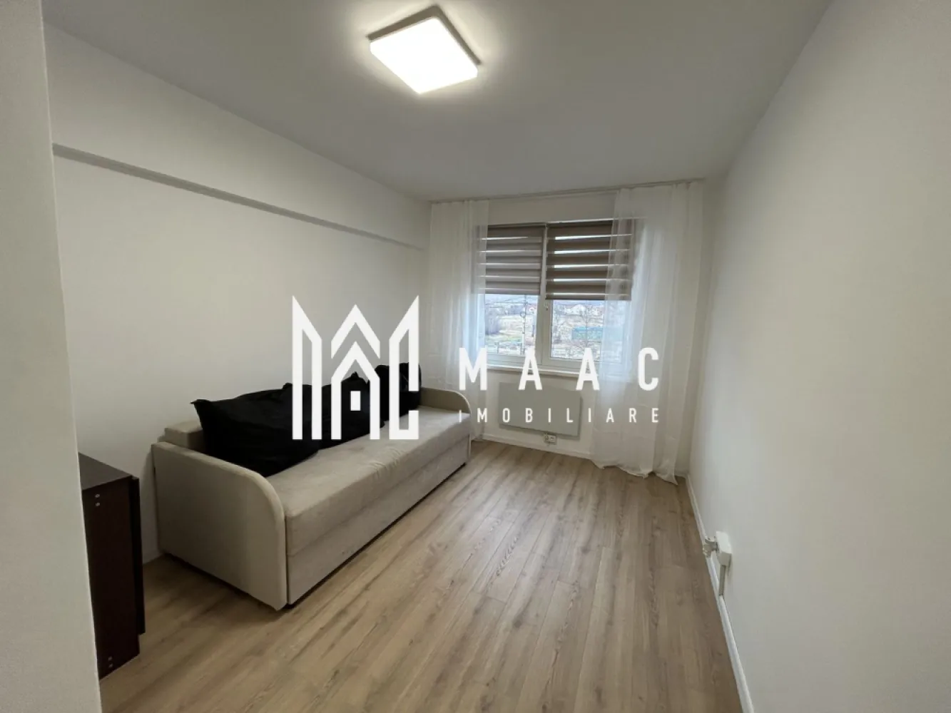 Garsonieră cochetă | Etaj 1 | Prima închiriere | Lazaret - Maac Imobiliare prezintă spre închiriere o garsonieră situată la etajul 1 din 4 al unui imobil din zona Lazaret.

Suprafață utilă: 18 mp
Etaj: 1 / 4

Garsoniera este parțial mobilată și utilată în momentul de față, cu mențiunea că până la sfârșitul lunii va fi completată cu dotările necesare: mașină de spălat, plită electrică, frigider și dulap pentru haine.

Locuința a fost complet renovată și se află la prima închiriere. Dispune de canapea extensibilă și este poziționată pe mijlocul clădirii, având un singur perete exterior, ceea ce contribuie la costuri reduse de întreținere.

Proprietatea este ideală pentru un student, o persoană singură sau un cuplu aflat la început de drum.

Prețul de închiriere este de 260 € / lună.

Pentru mai multe informații și programarea unei vizionări, vă rugăm să menționați codul proprietății: CP3095199.