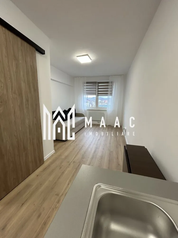 Garsonieră cochetă | Etaj 1 | Prima închiriere | Lazaret - Maac Imobiliare prezintă spre închiriere o garsonieră situată la etajul 1 din 4 al unui imobil din zona Lazaret.

Suprafață utilă: 18 mp
Etaj: 1 / 4

Garsoniera este parțial mobilată și utilată în momentul de față, cu mențiunea că până la sfârșitul lunii va fi completată cu dotările necesare: mașină de spălat, plită electrică, frigider și dulap pentru haine.

Locuința a fost complet renovată și se află la prima închiriere. Dispune de canapea extensibilă și este poziționată pe mijlocul clădirii, având un singur perete exterior, ceea ce contribuie la costuri reduse de întreținere.

Proprietatea este ideală pentru un student, o persoană singură sau un cuplu aflat la început de drum.

Prețul de închiriere este de 260 € / lună.

Pentru mai multe informații și programarea unei vizionări, vă rugăm să menționați codul proprietății: CP3095199.