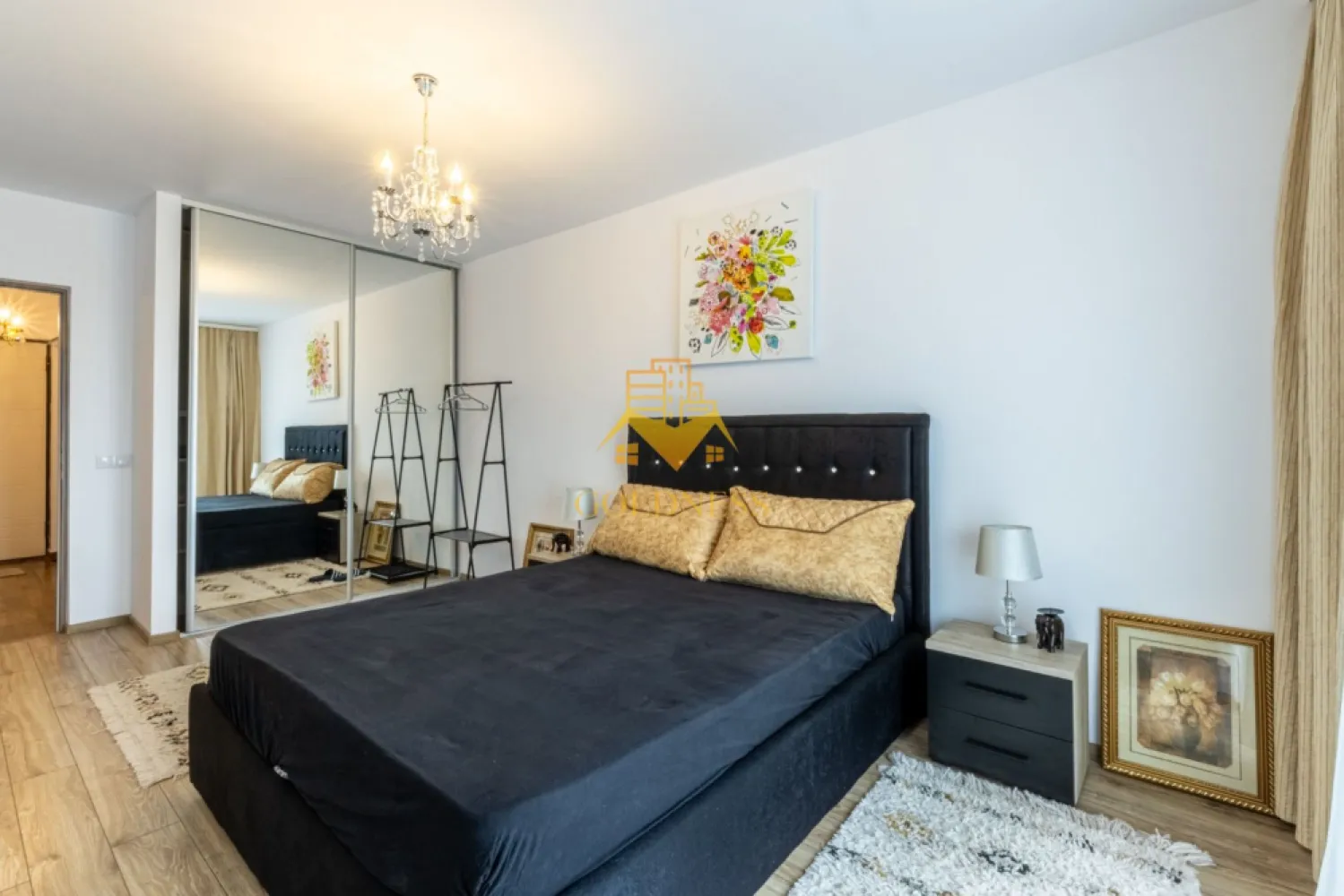 2 camere, modern, parcare, Europa zona Calea Turzii, OMV, Hexagon - GOLDNESS Imobiliare vă propune spre închiriere un apartament cu 2 camere complet mobilat și utilat, la etajul 2 într-un imobil de 7 etaje, în Cartierul Europa.
Se poate inchiria parcare subterana cu 50 euro!
Se află în apropierea stațiilor de transport în comun, magazine, restaurante, spații verzi, farmacii, etc. 

Apartamentul este compartimentat astfel:
 - dormitor cu pat matrimonial, dressing, noptiere
 - living cu bucatarie open-space complet utilată, canapea extensibilă, loc de servit masa 
 - baie cu cabina de dus, calorifer port prosop și dulap pentru depozitare.
 - terasa de 12 mp.

Imobilul este dotat cu toate cele necesare- centrală proprie, mașină de spălat haine, frigider, plită electrică, hotă, etc. 

Dacă sunteți interesați de acest apartament și doriți să îl vizionați, dar și pentru alte oferte nu ezitați să ne contactați telefonic sau prin e-mail. Vă stăm la dispoziție!

Pentru intermediere se percepe un comision de 50% din prețul chiriei!