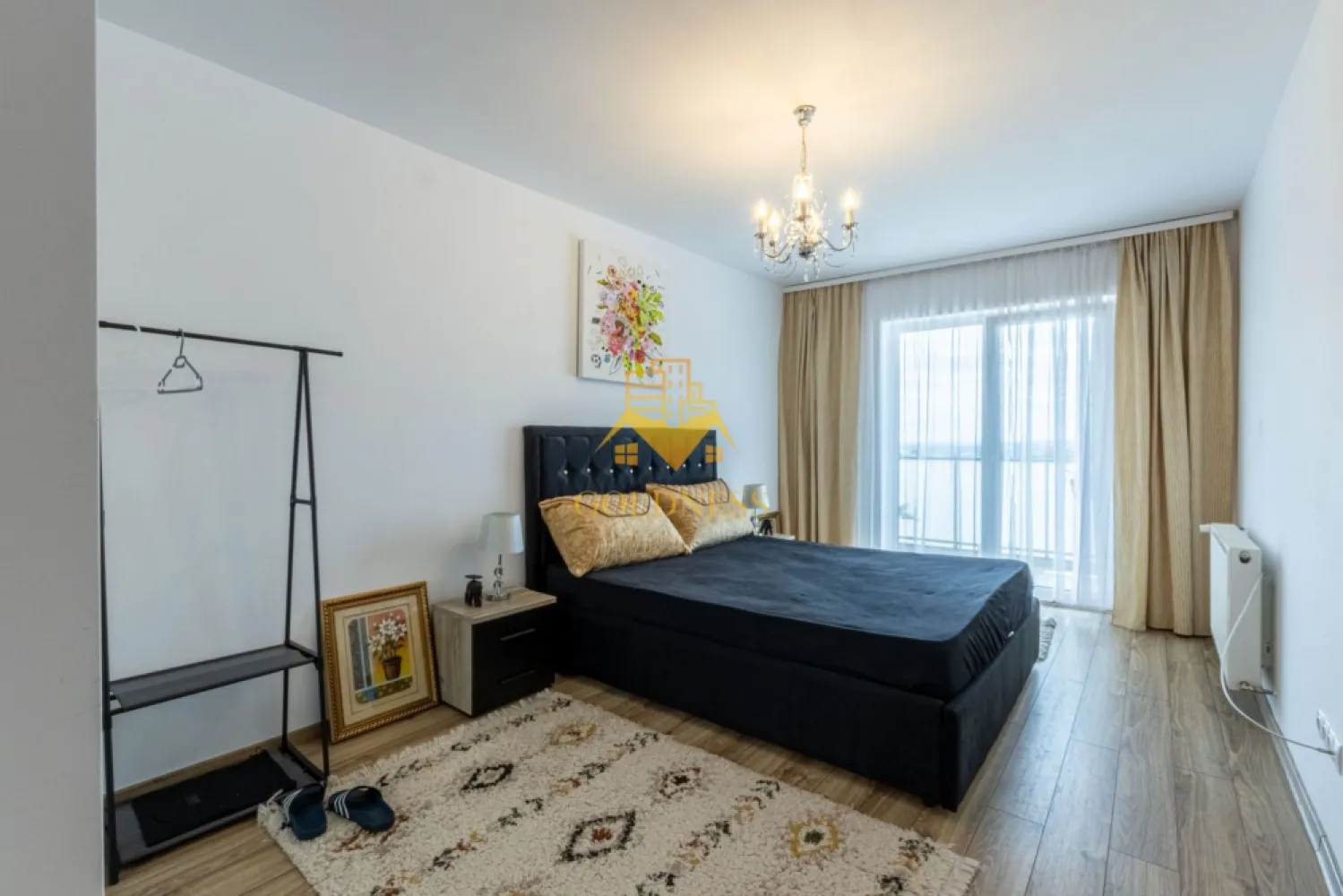 2 camere, modern, parcare, Europa zona Calea Turzii, OMV, Hexagon - GOLDNESS Imobiliare vă propune spre închiriere un apartament cu 2 camere complet mobilat și utilat, la etajul 2 într-un imobil de 7 etaje, în Cartierul Europa.
Se poate inchiria parcare subterana cu 50 euro!
Se află în apropierea stațiilor de transport în comun, magazine, restaurante, spații verzi, farmacii, etc. 

Apartamentul este compartimentat astfel:
 - dormitor cu pat matrimonial, dressing, noptiere
 - living cu bucatarie open-space complet utilată, canapea extensibilă, loc de servit masa 
 - baie cu cabina de dus, calorifer port prosop și dulap pentru depozitare.
 - terasa de 12 mp.

Imobilul este dotat cu toate cele necesare- centrală proprie, mașină de spălat haine, frigider, plită electrică, hotă, etc. 

Dacă sunteți interesați de acest apartament și doriți să îl vizionați, dar și pentru alte oferte nu ezitați să ne contactați telefonic sau prin e-mail. Vă stăm la dispoziție!

Pentru intermediere se percepe un comision de 50% din prețul chiriei!