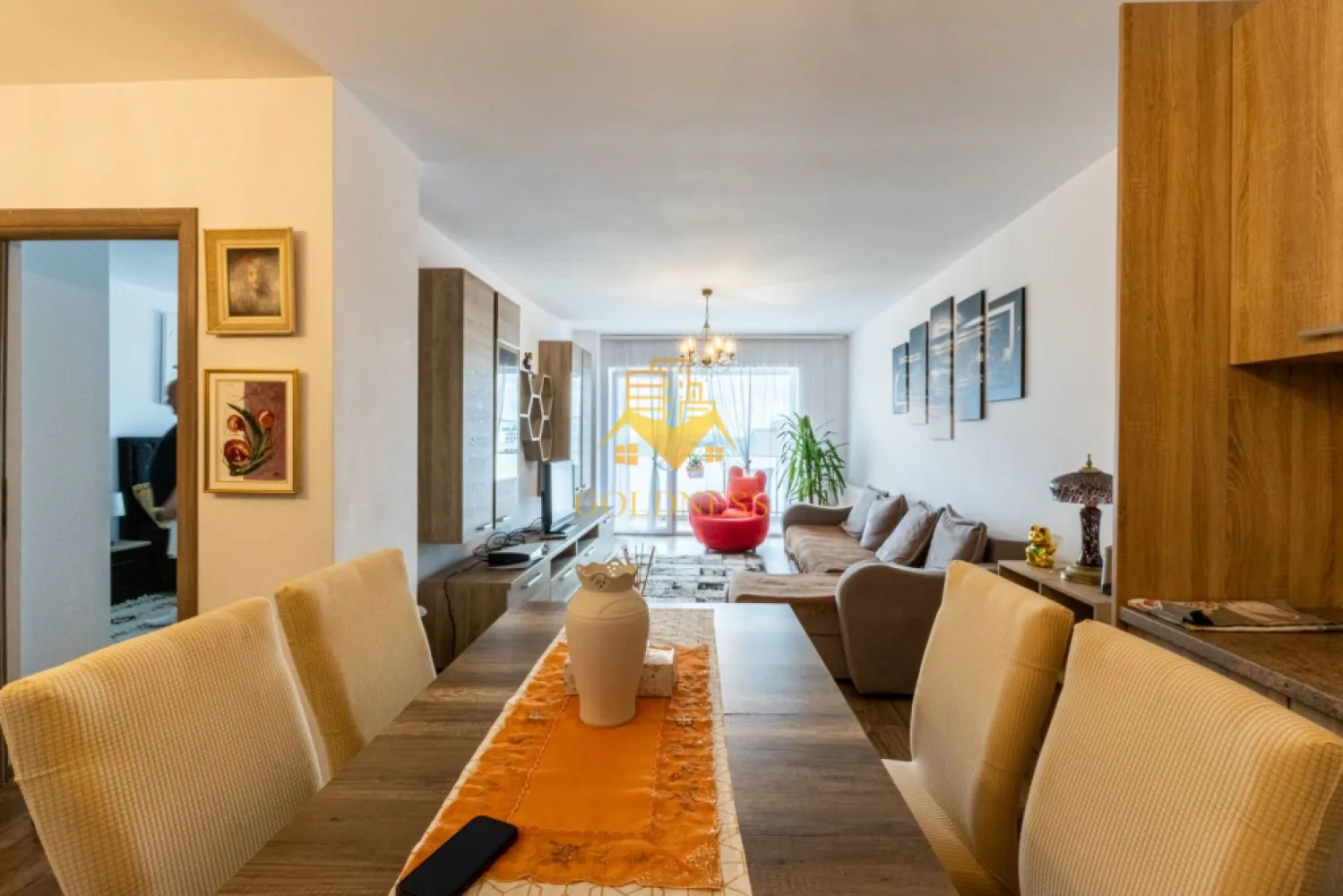 2 camere, modern, parcare, Europa zona Calea Turzii, OMV, Hexagon - GOLDNESS Imobiliare vă propune spre închiriere un apartament cu 2 camere complet mobilat și utilat, la etajul 2 într-un imobil de 7 etaje, în Cartierul Europa.
Se poate inchiria parcare subterana cu 50 euro!
Se află în apropierea stațiilor de transport în comun, magazine, restaurante, spații verzi, farmacii, etc. 

Apartamentul este compartimentat astfel:
 - dormitor cu pat matrimonial, dressing, noptiere
 - living cu bucatarie open-space complet utilată, canapea extensibilă, loc de servit masa 
 - baie cu cabina de dus, calorifer port prosop și dulap pentru depozitare.
 - terasa de 12 mp.

Imobilul este dotat cu toate cele necesare- centrală proprie, mașină de spălat haine, frigider, plită electrică, hotă, etc. 

Dacă sunteți interesați de acest apartament și doriți să îl vizionați, dar și pentru alte oferte nu ezitați să ne contactați telefonic sau prin e-mail. Vă stăm la dispoziție!

Pentru intermediere se percepe un comision de 50% din prețul chiriei!