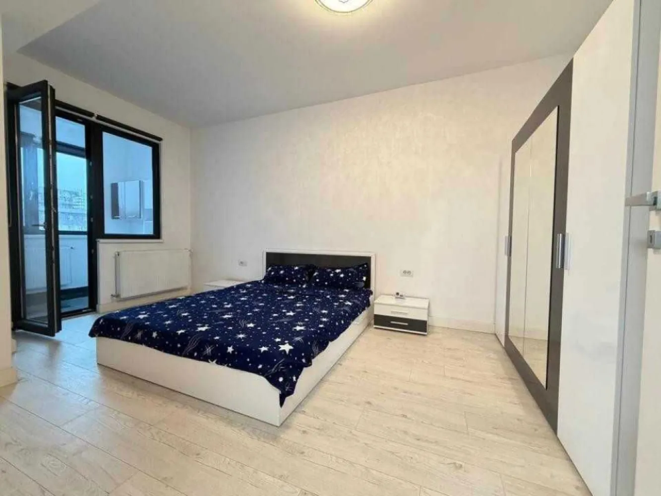 Închiriere Apartament 2 camere zona Grand Arena - Str Odei 139 - loc de parcare - LOC DE PARCARE SUBTERAN INCLUS IN PRET - un avantaj rar in zona!Ofer spre inchiriere apartament 2 camere decomandat, 51,71 mp, situat in Strada Odei 139, Sector 4, Bucuresti, intr-un bloc nou, cu finisaje premium si loc de parcare subteran propriu.COMPARTIMENTARE APARTAMENT:Suprafata utila: 51,71 mp + terasa 3,45 mpLiving-bucatarie: 17,45 mp - open space modern, aer conditionat, geam panoramicDormitor: 14,78 mp - pat dublu, sifonier cu oglinda, parchet, acces terasaBaie: 4,45 mp - dus walk-in, vas WC suspendat, gresie si faianta marmuraHol: 3,24 mp - usa blindata, interfon videoTerasa: 3,45 mpMOBILAT SI UTILAT COMPLET:Canapea cu loc de depozitare, televizor, mobilier livingPat dublu, sifonier dublu cu oglinda, noptiereBucatarie echipata: aragaz, cuptor, frigider, hotaCentrala termica proprie - costuri reduse iarnaMasina de spalatAer conditionatUsa blindata cu interfon videoLOC PARCARE SUBTERAN INCLUS - NU SE PLATESTE EXTRA!LOCATIE SI TRANSPORT:Intersectie Constantin Brancoveanu cu Turnu Magurele, Sector 4, BucurestiLanga restaurant Morfeo si supermarket Lidl / Grand Arena, Mc Donalds, Hornbach, SellgrosMetrou Brancoveanu la 10 minute cu autobuzulAcces rapid: Sun Plaza, Grand Arena, Parcul TineretuluiStatii RATB in apropiere imediataSpitale, scoli, supermarketuri, restaurante la cativa pasiCARACTERISTICI BLOC:Bloc nou, constructie recentaLift pana in parcareComplex supravegheat videoParcare subterana securizataZona linistitaPret: 499 Euro cu contract ANAFGarantie: 1 lunaDisponibil: imediat
