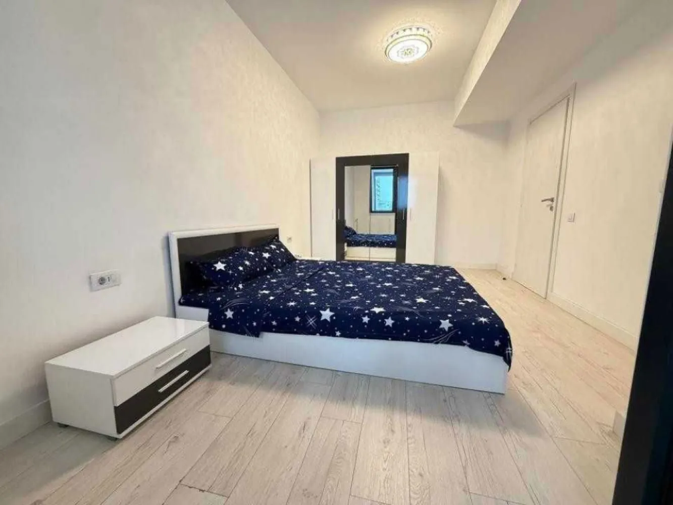 Închiriere Apartament 2 camere zona Grand Arena - Str Odei 139 - loc de parcare - LOC DE PARCARE SUBTERAN INCLUS IN PRET - un avantaj rar in zona!Ofer spre inchiriere apartament 2 camere decomandat, 51,71 mp, situat in Strada Odei 139, Sector 4, Bucuresti, intr-un bloc nou, cu finisaje premium si loc de parcare subteran propriu.COMPARTIMENTARE APARTAMENT:Suprafata utila: 51,71 mp + terasa 3,45 mpLiving-bucatarie: 17,45 mp - open space modern, aer conditionat, geam panoramicDormitor: 14,78 mp - pat dublu, sifonier cu oglinda, parchet, acces terasaBaie: 4,45 mp - dus walk-in, vas WC suspendat, gresie si faianta marmuraHol: 3,24 mp - usa blindata, interfon videoTerasa: 3,45 mpMOBILAT SI UTILAT COMPLET:Canapea cu loc de depozitare, televizor, mobilier livingPat dublu, sifonier dublu cu oglinda, noptiereBucatarie echipata: aragaz, cuptor, frigider, hotaCentrala termica proprie - costuri reduse iarnaMasina de spalatAer conditionatUsa blindata cu interfon videoLOC PARCARE SUBTERAN INCLUS - NU SE PLATESTE EXTRA!LOCATIE SI TRANSPORT:Intersectie Constantin Brancoveanu cu Turnu Magurele, Sector 4, BucurestiLanga restaurant Morfeo si supermarket Lidl / Grand Arena, Mc Donalds, Hornbach, SellgrosMetrou Brancoveanu la 10 minute cu autobuzulAcces rapid: Sun Plaza, Grand Arena, Parcul TineretuluiStatii RATB in apropiere imediataSpitale, scoli, supermarketuri, restaurante la cativa pasiCARACTERISTICI BLOC:Bloc nou, constructie recentaLift pana in parcareComplex supravegheat videoParcare subterana securizataZona linistitaPret: 499 Euro cu contract ANAFGarantie: 1 lunaDisponibil: imediat