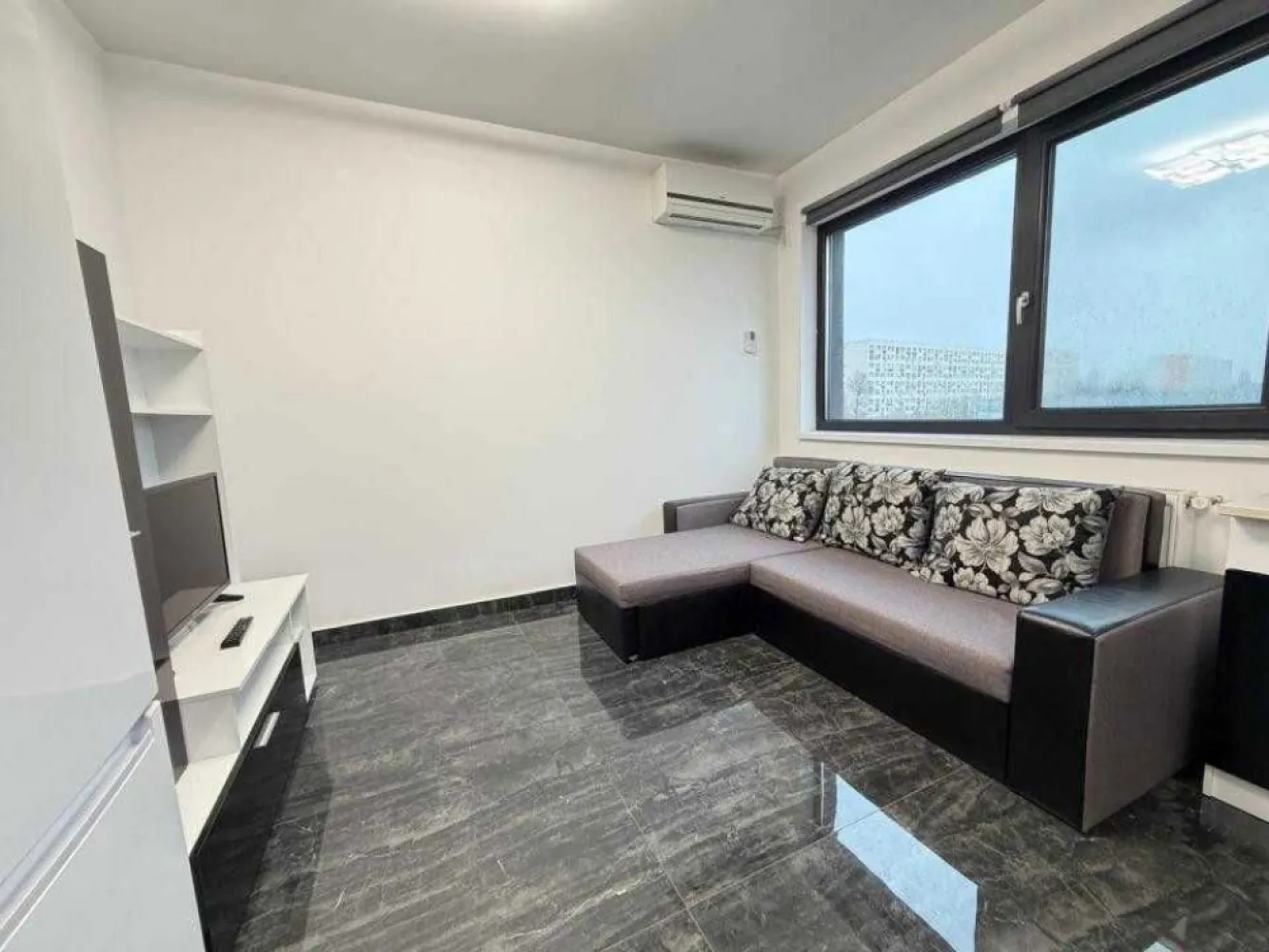 Închiriere Apartament 2 camere zona Grand Arena - Str Odei 139 - loc de parcare - LOC DE PARCARE SUBTERAN INCLUS IN PRET - un avantaj rar in zona!Ofer spre inchiriere apartament 2 camere decomandat, 51,71 mp, situat in Strada Odei 139, Sector 4, Bucuresti, intr-un bloc nou, cu finisaje premium si loc de parcare subteran propriu.COMPARTIMENTARE APARTAMENT:Suprafata utila: 51,71 mp + terasa 3,45 mpLiving-bucatarie: 17,45 mp - open space modern, aer conditionat, geam panoramicDormitor: 14,78 mp - pat dublu, sifonier cu oglinda, parchet, acces terasaBaie: 4,45 mp - dus walk-in, vas WC suspendat, gresie si faianta marmuraHol: 3,24 mp - usa blindata, interfon videoTerasa: 3,45 mpMOBILAT SI UTILAT COMPLET:Canapea cu loc de depozitare, televizor, mobilier livingPat dublu, sifonier dublu cu oglinda, noptiereBucatarie echipata: aragaz, cuptor, frigider, hotaCentrala termica proprie - costuri reduse iarnaMasina de spalatAer conditionatUsa blindata cu interfon videoLOC PARCARE SUBTERAN INCLUS - NU SE PLATESTE EXTRA!LOCATIE SI TRANSPORT:Intersectie Constantin Brancoveanu cu Turnu Magurele, Sector 4, BucurestiLanga restaurant Morfeo si supermarket Lidl / Grand Arena, Mc Donalds, Hornbach, SellgrosMetrou Brancoveanu la 10 minute cu autobuzulAcces rapid: Sun Plaza, Grand Arena, Parcul TineretuluiStatii RATB in apropiere imediataSpitale, scoli, supermarketuri, restaurante la cativa pasiCARACTERISTICI BLOC:Bloc nou, constructie recentaLift pana in parcareComplex supravegheat videoParcare subterana securizataZona linistitaPret: 499 Euro cu contract ANAFGarantie: 1 lunaDisponibil: imediat