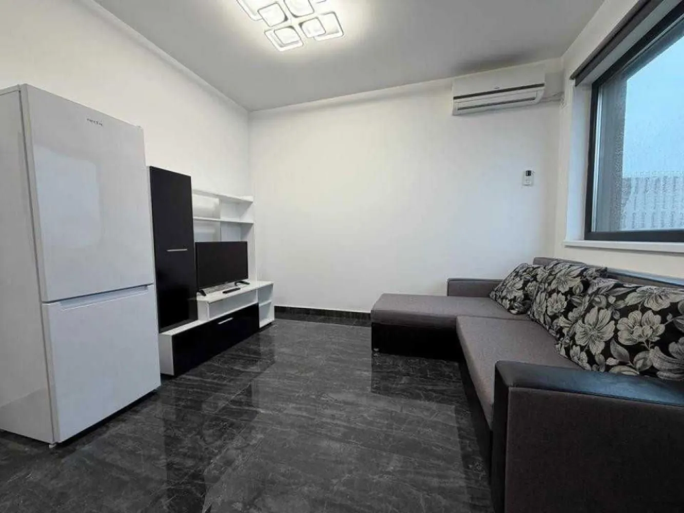 Închiriere Apartament 2 camere zona Grand Arena - Str Odei 139 - loc de parcare - LOC DE PARCARE SUBTERAN INCLUS IN PRET - un avantaj rar in zona!Ofer spre inchiriere apartament 2 camere decomandat, 51,71 mp, situat in Strada Odei 139, Sector 4, Bucuresti, intr-un bloc nou, cu finisaje premium si loc de parcare subteran propriu.COMPARTIMENTARE APARTAMENT:Suprafata utila: 51,71 mp + terasa 3,45 mpLiving-bucatarie: 17,45 mp - open space modern, aer conditionat, geam panoramicDormitor: 14,78 mp - pat dublu, sifonier cu oglinda, parchet, acces terasaBaie: 4,45 mp - dus walk-in, vas WC suspendat, gresie si faianta marmuraHol: 3,24 mp - usa blindata, interfon videoTerasa: 3,45 mpMOBILAT SI UTILAT COMPLET:Canapea cu loc de depozitare, televizor, mobilier livingPat dublu, sifonier dublu cu oglinda, noptiereBucatarie echipata: aragaz, cuptor, frigider, hotaCentrala termica proprie - costuri reduse iarnaMasina de spalatAer conditionatUsa blindata cu interfon videoLOC PARCARE SUBTERAN INCLUS - NU SE PLATESTE EXTRA!LOCATIE SI TRANSPORT:Intersectie Constantin Brancoveanu cu Turnu Magurele, Sector 4, BucurestiLanga restaurant Morfeo si supermarket Lidl / Grand Arena, Mc Donalds, Hornbach, SellgrosMetrou Brancoveanu la 10 minute cu autobuzulAcces rapid: Sun Plaza, Grand Arena, Parcul TineretuluiStatii RATB in apropiere imediataSpitale, scoli, supermarketuri, restaurante la cativa pasiCARACTERISTICI BLOC:Bloc nou, constructie recentaLift pana in parcareComplex supravegheat videoParcare subterana securizataZona linistitaPret: 499 Euro cu contract ANAFGarantie: 1 lunaDisponibil: imediat