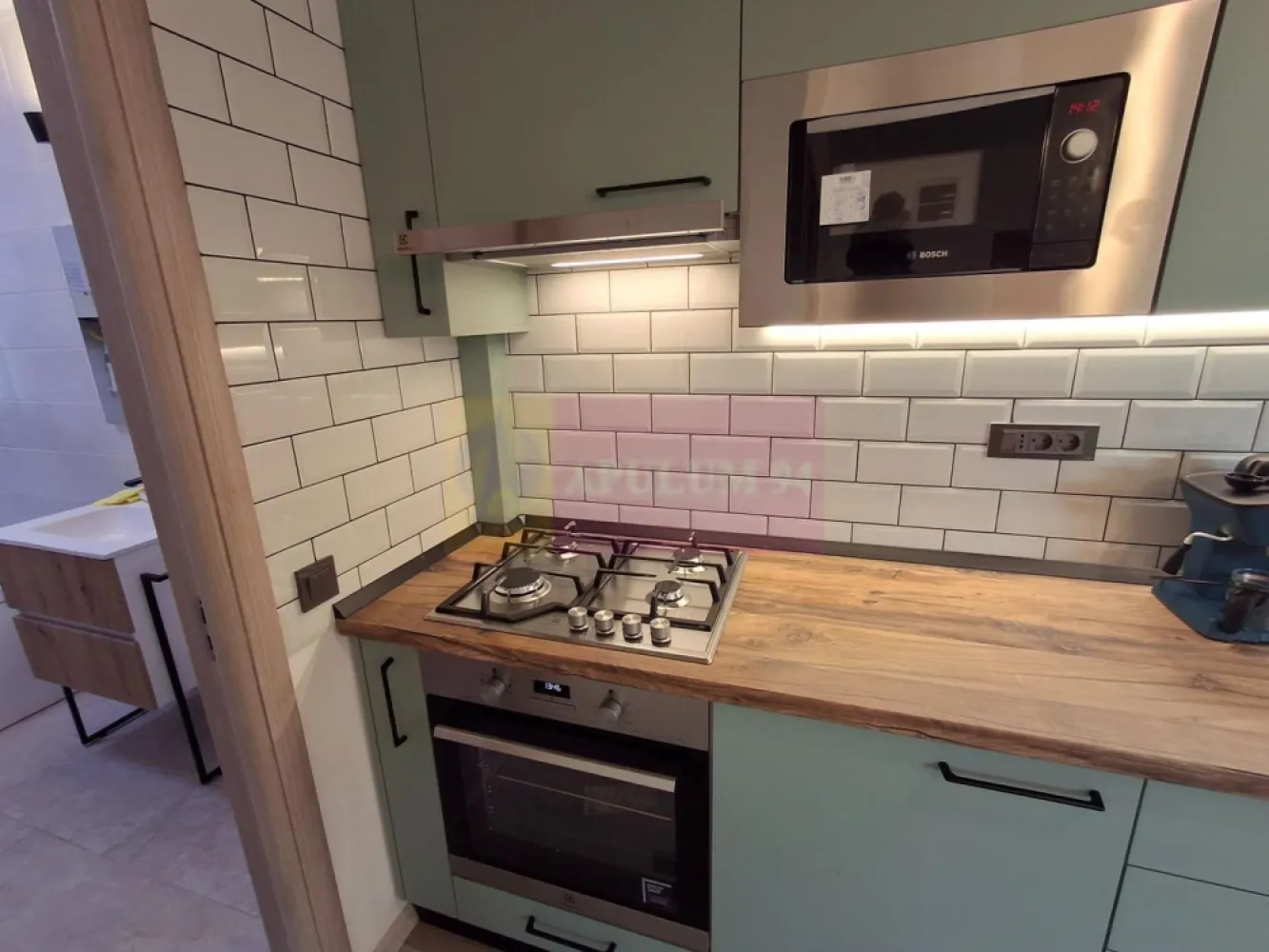 Apartament 3 camere Dorobanți x Floreasca - Apartament cu 3 camere, complet renovat, aflat la etajul 4 din 4, fără lift, într-un imobil boutique construit în 2018, poziționat în zona Dorobanți – Tudor Vianu, la câteva minute de Floreasca.
Suprafață totală 90 mp. Prima închiriere. Mobilat și utilat integral, totul nou.

Compartimentare:
living open-space cu bucătărie integrată, 36 mp
dormitor 14 mp
dormitor 12 mp
două băi, 6 mp și 4 mp
balcon 6 mp
Imobil premium, S+P+4E+pod tehnic, 5 apartamente in total. Apartament luminos, liniștit, înconjurat de verdeață.
Vedere pe trei laturi:
sud-est către strada Tudor Vianu
vest către spațiu verde
nord-vest către zonă rezidențială adiacentă străzii Școala Floreasca
Se închiriază mobilat și utilat, potrivit atât pentru locuire, cât și pentru activități de birou sau salon. Toate camerele au pregătite racorduri pentru lavoare, utile pentru cabinete medicale, beauty sau alte funcțiuni similare. 

Preț chirie: 1.400 euro / lună
Proprietar persoană fizică. Fără TVA.
Garanție: echivalentul a două luni de chirie.