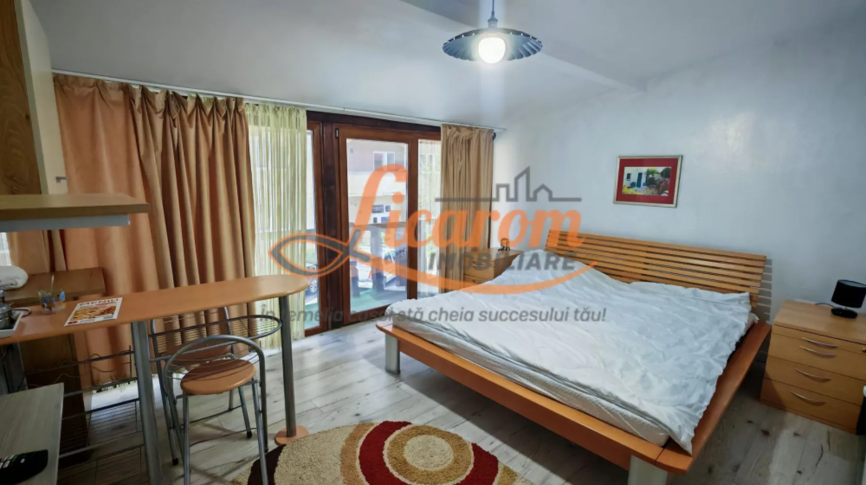 Vila 10 camere,pretabil compartimentare in 2 unitati separate,ASTRA. - Licarom Imobiliare propune spre vanzare in cartierul Astra apropiere de Calea Bucuresti o proprietate compusa din 10 camere care a fost amenajata modern si poate fi inchiriata pe termen lung sau in regim hotelier.
Proprietatea este compartimentata dupa cum urmeaza:
-PRIMA UNITATE LOCATIVA COMPUSA dintr-un studio (hol,baie,camera,dormitor si chichineta) și un apartament cu 2 dormitoare,2 bai si bucatarie .
-A DOUA UNITATE LOCATIVA COMPUSA dintr-un apartament cu 2 camere,chicineta si baie; alte doua camere cu baie proprie; si un apartament cu 2 camere,baie si chicineta.
Toate spatiile sunt recent amenajate(gresie,granit,parchet,faianta,geamuri termopan PVC,centrala termica pe gaz) -mobilate si utilate complet pentru a putea fi inchiriate pe termen lung sau pentru a putea functiona in regim de inchiriere hotelier.
MOMENTAN proprietatea este PARTIAL INCHIRIATA si produce venituri lunare de aproximativ 2500-3000 euro.
Curtea este frumoasa si curata.
Pretul este 328000 euro.
SE POATE VINDE TOATA SAU SEPARAT PE 2 UNITATI LOCATIVE .
Pentru mai multe informatii si vizionari,nu ezitati sa ne contactati la telefon 0723985424 Consultant imobiliar Liliana si 0741059397. Consultant imobiliar Calin