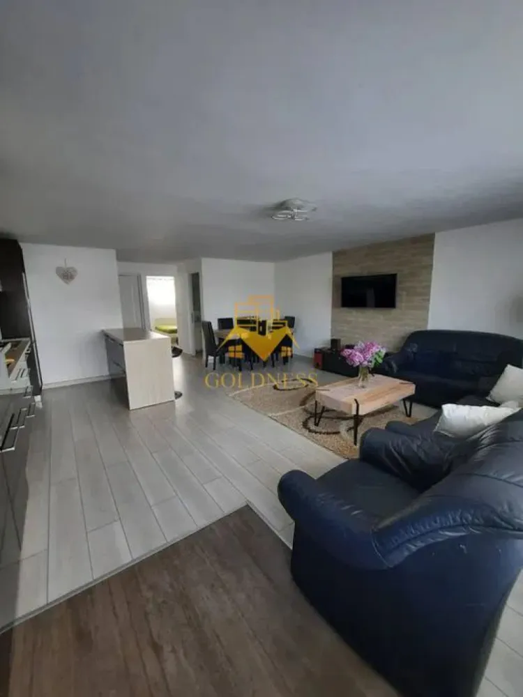 3 camere, Europa, Eugen Ionesco, Golden Tulip, Observatorului, Lunii - GOLDNESS Imobiliare vă propune spre închiriere un apartament cu 3 camere complet mobilat și utilat, la Parterul unei vile cu 1 etaj, în Cartierul Zorilor, in apropiere de strada Observatorului si Golden Tulip.
Posibilitate de parcare in zona la liber!
Se află în apropierea stațiilor de transport în comun, magazine, restaurante, spații verzi, farmacii, etc. 

Apartamentul este compartimentat astfel:
 - dormitor cu pat matrimonial, dressing, noptiere
 - dormitor cu pat matrimonial, dressing, noptiere
 - living cu bucatarie open space complet utilată și mobilată, canapea extensibilă, loc de servit masa 
 - baie cu cada, calorifer port prosop și dulap pentru depozitare.

Imobilul este dotat cu toate cele necesare- termoficare prin calorifere (centrala este pentru toata vila si se imparte la 3 apartamente), frigider, aragaz, hotă, mașină de spălat haine, etc. 
Dacă sunteți interesați de acest apartament și doriți să îl vizionați, dar și pentru alte oferte nu ezitați să ne contactați telefonic sau prin e-mail. Vă stăm la dispoziție!

Pentru intermediere se percepe un comision de 50% din prețul chiriei!