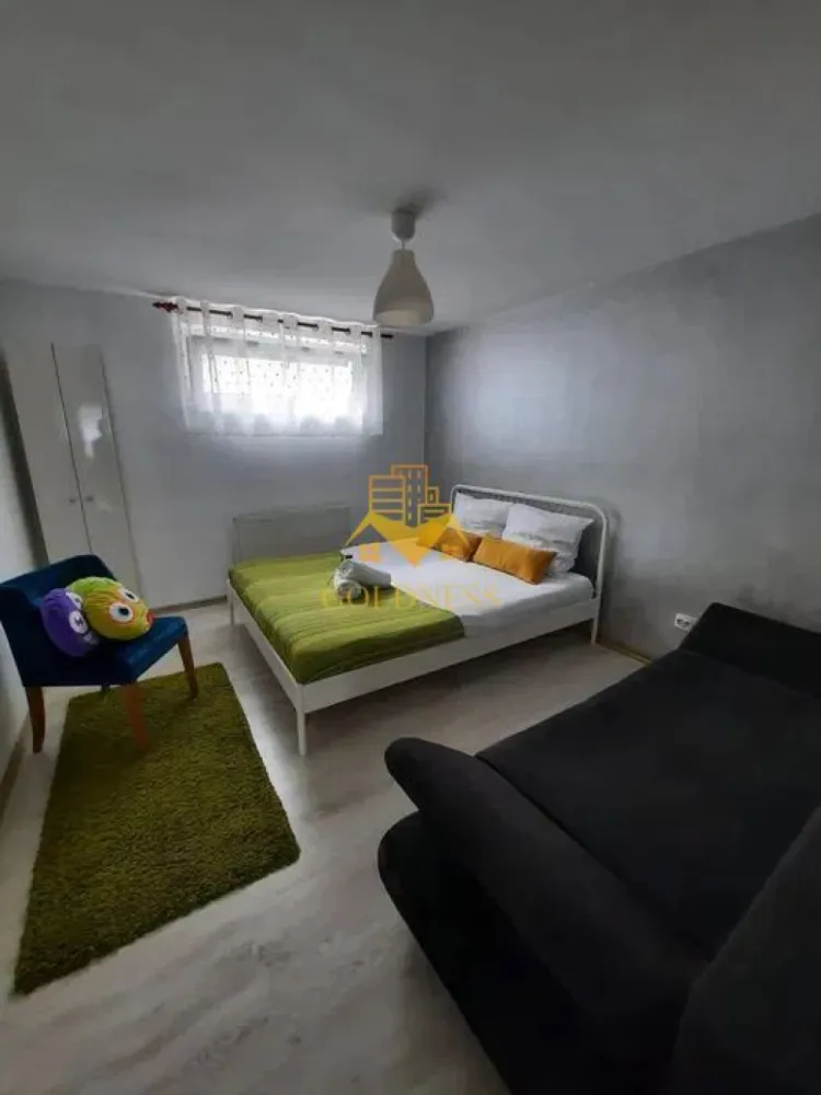 3 camere, Europa, Eugen Ionesco, Golden Tulip, Observatorului, Lunii - GOLDNESS Imobiliare vă propune spre închiriere un apartament cu 3 camere complet mobilat și utilat, la Parterul unei vile cu 1 etaj, în Cartierul Zorilor, in apropiere de strada Observatorului si Golden Tulip.
Posibilitate de parcare in zona la liber!
Se află în apropierea stațiilor de transport în comun, magazine, restaurante, spații verzi, farmacii, etc. 

Apartamentul este compartimentat astfel:
 - dormitor cu pat matrimonial, dressing, noptiere
 - dormitor cu pat matrimonial, dressing, noptiere
 - living cu bucatarie open space complet utilată și mobilată, canapea extensibilă, loc de servit masa 
 - baie cu cada, calorifer port prosop și dulap pentru depozitare.

Imobilul este dotat cu toate cele necesare- termoficare prin calorifere (centrala este pentru toata vila si se imparte la 3 apartamente), frigider, aragaz, hotă, mașină de spălat haine, etc. 
Dacă sunteți interesați de acest apartament și doriți să îl vizionați, dar și pentru alte oferte nu ezitați să ne contactați telefonic sau prin e-mail. Vă stăm la dispoziție!

Pentru intermediere se percepe un comision de 50% din prețul chiriei!