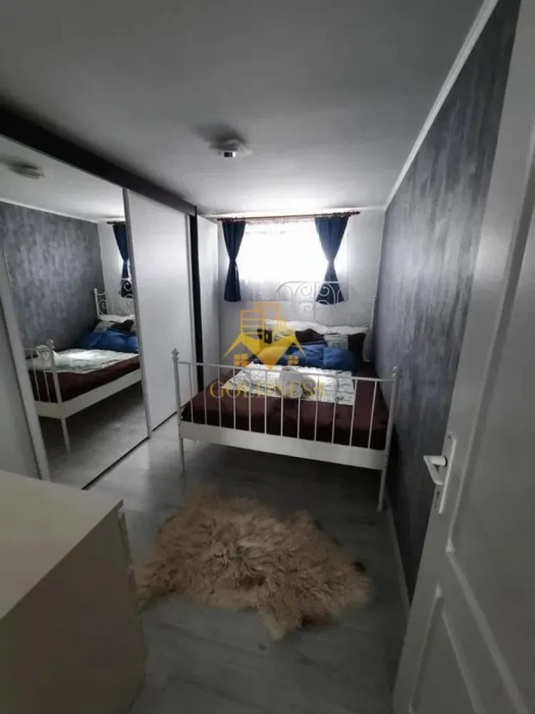 3 camere, Europa, Eugen Ionesco, Golden Tulip, Observatorului, Lunii - GOLDNESS Imobiliare vă propune spre închiriere un apartament cu 3 camere complet mobilat și utilat, la Parterul unei vile cu 1 etaj, în Cartierul Zorilor, in apropiere de strada Observatorului si Golden Tulip.
Posibilitate de parcare in zona la liber!
Se află în apropierea stațiilor de transport în comun, magazine, restaurante, spații verzi, farmacii, etc. 

Apartamentul este compartimentat astfel:
 - dormitor cu pat matrimonial, dressing, noptiere
 - dormitor cu pat matrimonial, dressing, noptiere
 - living cu bucatarie open space complet utilată și mobilată, canapea extensibilă, loc de servit masa 
 - baie cu cada, calorifer port prosop și dulap pentru depozitare.

Imobilul este dotat cu toate cele necesare- termoficare prin calorifere (centrala este pentru toata vila si se imparte la 3 apartamente), frigider, aragaz, hotă, mașină de spălat haine, etc. 
Dacă sunteți interesați de acest apartament și doriți să îl vizionați, dar și pentru alte oferte nu ezitați să ne contactați telefonic sau prin e-mail. Vă stăm la dispoziție!

Pentru intermediere se percepe un comision de 50% din prețul chiriei!