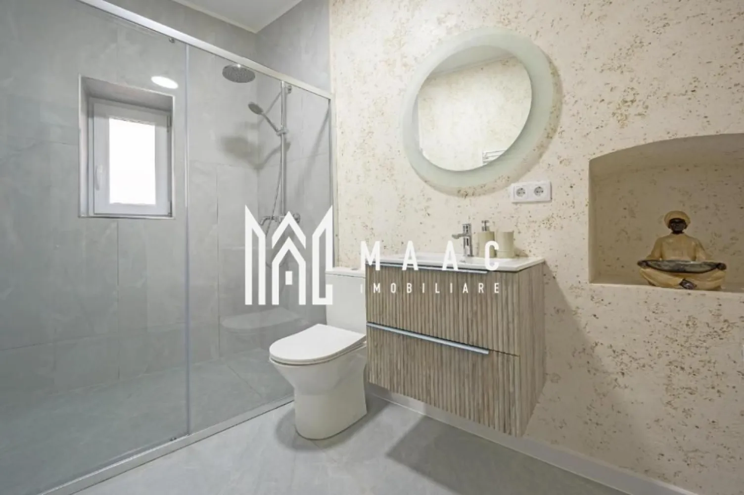 SUPER OFERTA | I APARTAMENT CENTRAL SIBIU I SUPERPRET - MAAC Imobiliare vă propune spre vânzare apartament, aflat si cu vedere în Piața Mică. Compartimentarea și detaliile referitoare la spațiu se discută la vizionare. Fiecare afacere existentă în spațiul de vânzare are o intrare separată, ideală pentru investiție. 
Spațiul este foarte elegant și eficient compartimentat și utilat, gata pentru preluarea afacerilor existente în locație care sunt operaționale momentan.
Pentru mai multe detalii precizati telefonic ca ati vazut anuntul cu CP3093914