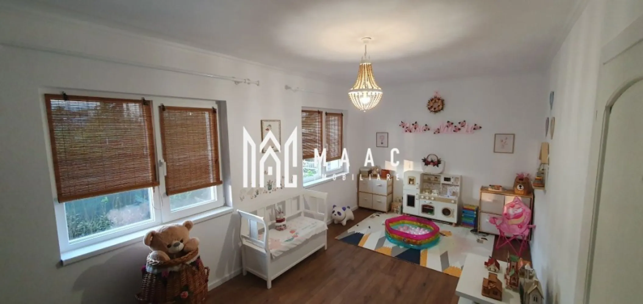 Casa individuala | 4 Camere | 695MP teren | Sura Mare - MAAC Imobiliare va propune spre vanzare o casa moderna situata la 4 km Sibiu -suprafata terenului este de 695mp, suprafata construita a casei este 116mp suprafata utila93mp terasa 30mp, garaj 47mp , pivniță 30 mp -casa este compartimentata astfel: +hol +bucatarie +living +2 dormitoare +2 bai +dressing -în zona momentan nu sunt utilități dar casa oferă toate condițiile: -alimentarea cu apa dintr-un put (24m adancime) cu sistem filtrare, stație dedurizare apa, stație dezinfecție UV. -canalizarea (fosa septica 2mc) -alimentarea electrica prin sistem off-grid cu 14 panouri fotovoltaice 6.3kw, invertor 8kw și stocare 15kw -încălzire în pardoseala cu termostate individuale in fiecare incapere prin sistem hibrid (centrala peleti și puffer cu rezistenta electrica pentru a utiliza surplusul de energie produsa de sistemul fotovoltaic în zilele însorite din iarna) -constructia este realizata din BCA cu fundație, stâlpi și centura de beton. Este izolata la interior (tavan) cu vata bazaltica, iar la exterior cu polistiren 10cm, apoi placata cu siding american (lambriuri PVC) -curtea este împrejmuita cu plasa de gard plus gard viu pe laterale, iar la drum pe plasa de gard este plantata iedera. -pe garaj este turnata o placa de beton, unde se poate amenaja o terasa -se vinde mobilata și utilata pentru mai multe detalii specificati ca ati vazutv anuntul cu ID: CP2546706 }}