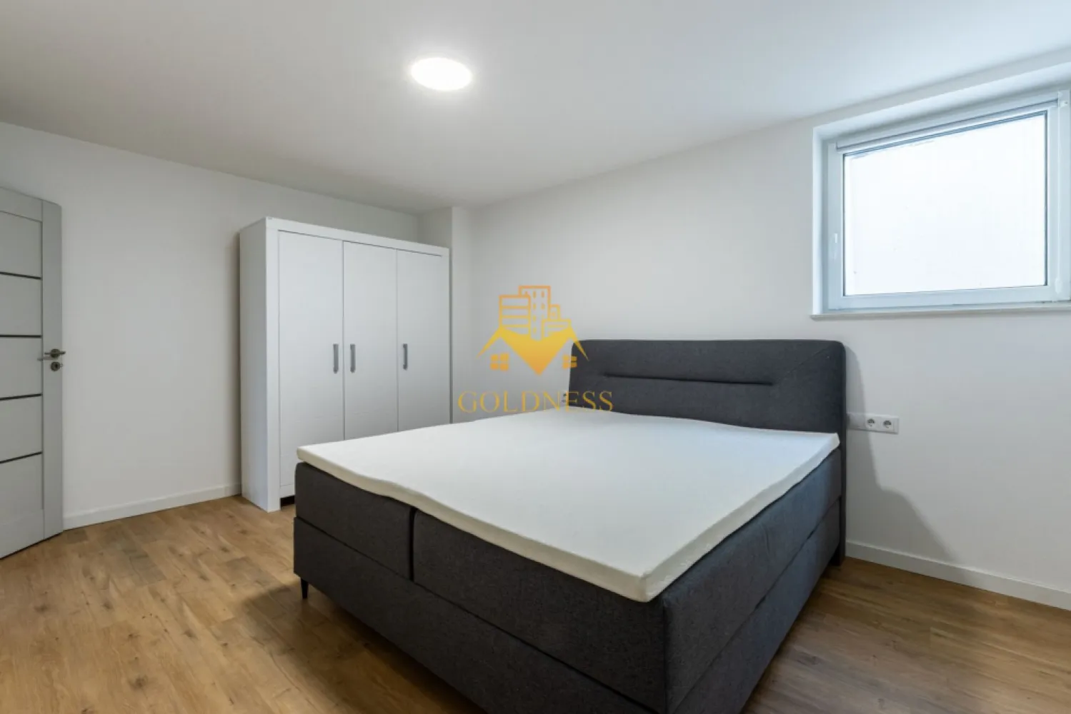 2 camere,parcare,bloc nou,Europa Zona Eugen Ionesco, Luminia, Moldovan - GOLDNESS Imobiliare vă propune spre închiriere un apartament cu 2 camere complet mobilat și utilat, la Demisol într-un imobil de 4 etaje, în Cartierul Europa.
Dispune de loc de parcare inclusa in pret!
Se află în apropierea stațiilor de transport în comun, magazine, restaurante, spații verzi, farmacii, etc. 

Apartamentul este compartimentat astfel:
 - dormitor cu pat matrimonial, dressing, noptiere
 - living cu bucatarie open space complet utilată și mobilată, canapea extensibilă, loc de servit masa 
 - baie cu cabina de dus, calorifer port prosop și dulap pentru depozitare.

Imobilul este dotat cu toate cele necesare- centrală proprie, frigider, aragaz, hotă, mașină de spălat haine, masina de slapat vase, etc. 

Dacă sunteți interesați de acest apartament și doriți să îl vizionați, dar și pentru alte oferte nu ezitați să ne contactați telefonic sau prin e-mail. Vă stăm la dispoziție!
Pentru intermediere se percepe un comision de 50% din prețul chiriei!
