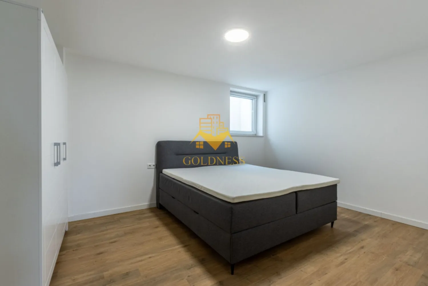 2 camere,parcare,bloc nou,Europa Zona Eugen Ionesco, Luminia, Moldovan - GOLDNESS Imobiliare vă propune spre închiriere un apartament cu 2 camere complet mobilat și utilat, la Demisol într-un imobil de 4 etaje, în Cartierul Europa.
Dispune de loc de parcare inclusa in pret!
Se află în apropierea stațiilor de transport în comun, magazine, restaurante, spații verzi, farmacii, etc. 

Apartamentul este compartimentat astfel:
 - dormitor cu pat matrimonial, dressing, noptiere
 - living cu bucatarie open space complet utilată și mobilată, canapea extensibilă, loc de servit masa 
 - baie cu cabina de dus, calorifer port prosop și dulap pentru depozitare.

Imobilul este dotat cu toate cele necesare- centrală proprie, frigider, aragaz, hotă, mașină de spălat haine, masina de slapat vase, etc. 

Dacă sunteți interesați de acest apartament și doriți să îl vizionați, dar și pentru alte oferte nu ezitați să ne contactați telefonic sau prin e-mail. Vă stăm la dispoziție!
Pentru intermediere se percepe un comision de 50% din prețul chiriei!