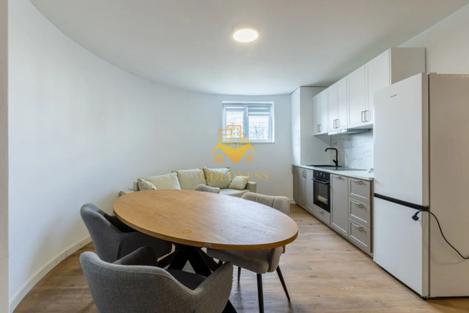 2 camere,parcare,bloc nou,Europa Zona Eugen Ionesco, Luminia, Moldovan - GOLDNESS Imobiliare vă propune spre închiriere un apartament cu 2 camere complet mobilat și utilat, la Demisol într-un imobil de 4 etaje, în Cartierul Europa.
Dispune de loc de parcare inclusa in pret!
Se află în apropierea stațiilor de transport în comun, magazine, restaurante, spații verzi, farmacii, etc. 

Apartamentul este compartimentat astfel:
 - dormitor cu pat matrimonial, dressing, noptiere
 - living cu bucatarie open space complet utilată și mobilată, canapea extensibilă, loc de servit masa 
 - baie cu cabina de dus, calorifer port prosop și dulap pentru depozitare.

Imobilul este dotat cu toate cele necesare- centrală proprie, frigider, aragaz, hotă, mașină de spălat haine, masina de slapat vase, etc. 

Dacă sunteți interesați de acest apartament și doriți să îl vizionați, dar și pentru alte oferte nu ezitați să ne contactați telefonic sau prin e-mail. Vă stăm la dispoziție!
Pentru intermediere se percepe un comision de 50% din prețul chiriei!