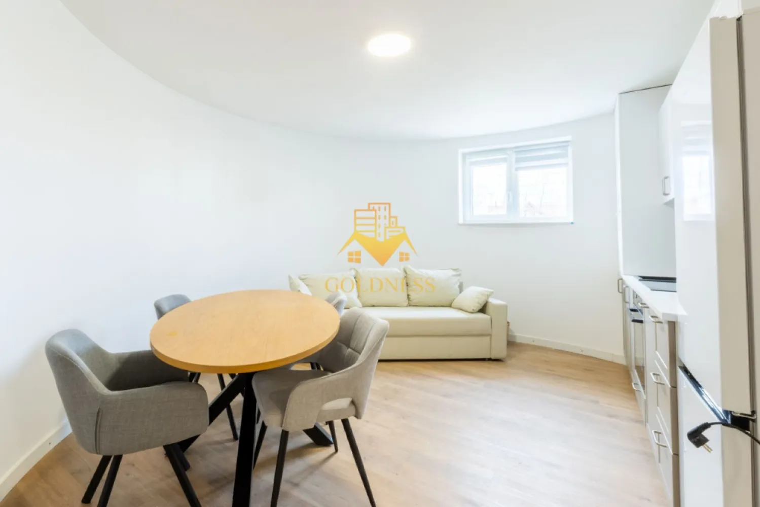 2 camere,parcare,bloc nou,Europa Zona Eugen Ionesco, Luminia, Moldovan - GOLDNESS Imobiliare vă propune spre închiriere un apartament cu 2 camere complet mobilat și utilat, la Demisol într-un imobil de 4 etaje, în Cartierul Europa.
Dispune de loc de parcare inclusa in pret!
Se află în apropierea stațiilor de transport în comun, magazine, restaurante, spații verzi, farmacii, etc. 

Apartamentul este compartimentat astfel:
 - dormitor cu pat matrimonial, dressing, noptiere
 - living cu bucatarie open space complet utilată și mobilată, canapea extensibilă, loc de servit masa 
 - baie cu cabina de dus, calorifer port prosop și dulap pentru depozitare.

Imobilul este dotat cu toate cele necesare- centrală proprie, frigider, aragaz, hotă, mașină de spălat haine, masina de slapat vase, etc. 

Dacă sunteți interesați de acest apartament și doriți să îl vizionați, dar și pentru alte oferte nu ezitați să ne contactați telefonic sau prin e-mail. Vă stăm la dispoziție!
Pentru intermediere se percepe un comision de 50% din prețul chiriei!