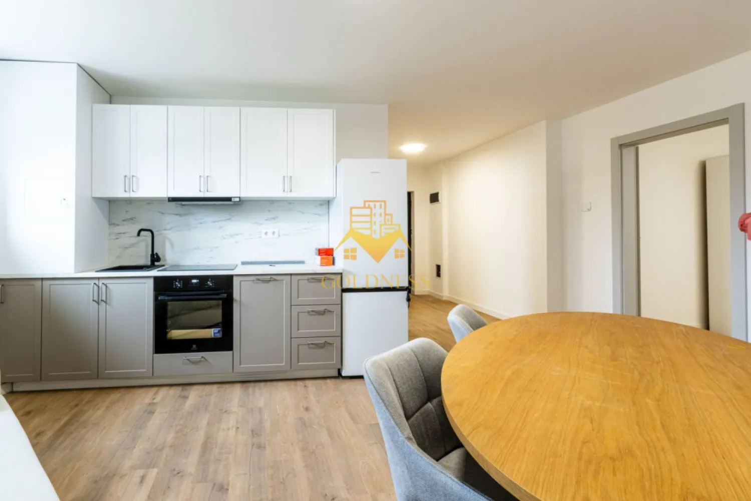 2 camere,parcare,bloc nou,Europa Zona Eugen Ionesco, Luminia, Moldovan - GOLDNESS Imobiliare vă propune spre închiriere un apartament cu 2 camere complet mobilat și utilat, la Demisol într-un imobil de 4 etaje, în Cartierul Europa.
Dispune de loc de parcare inclusa in pret!
Se află în apropierea stațiilor de transport în comun, magazine, restaurante, spații verzi, farmacii, etc. 

Apartamentul este compartimentat astfel:
 - dormitor cu pat matrimonial, dressing, noptiere
 - living cu bucatarie open space complet utilată și mobilată, canapea extensibilă, loc de servit masa 
 - baie cu cabina de dus, calorifer port prosop și dulap pentru depozitare.

Imobilul este dotat cu toate cele necesare- centrală proprie, frigider, aragaz, hotă, mașină de spălat haine, masina de slapat vase, etc. 

Dacă sunteți interesați de acest apartament și doriți să îl vizionați, dar și pentru alte oferte nu ezitați să ne contactați telefonic sau prin e-mail. Vă stăm la dispoziție!
Pentru intermediere se percepe un comision de 50% din prețul chiriei!