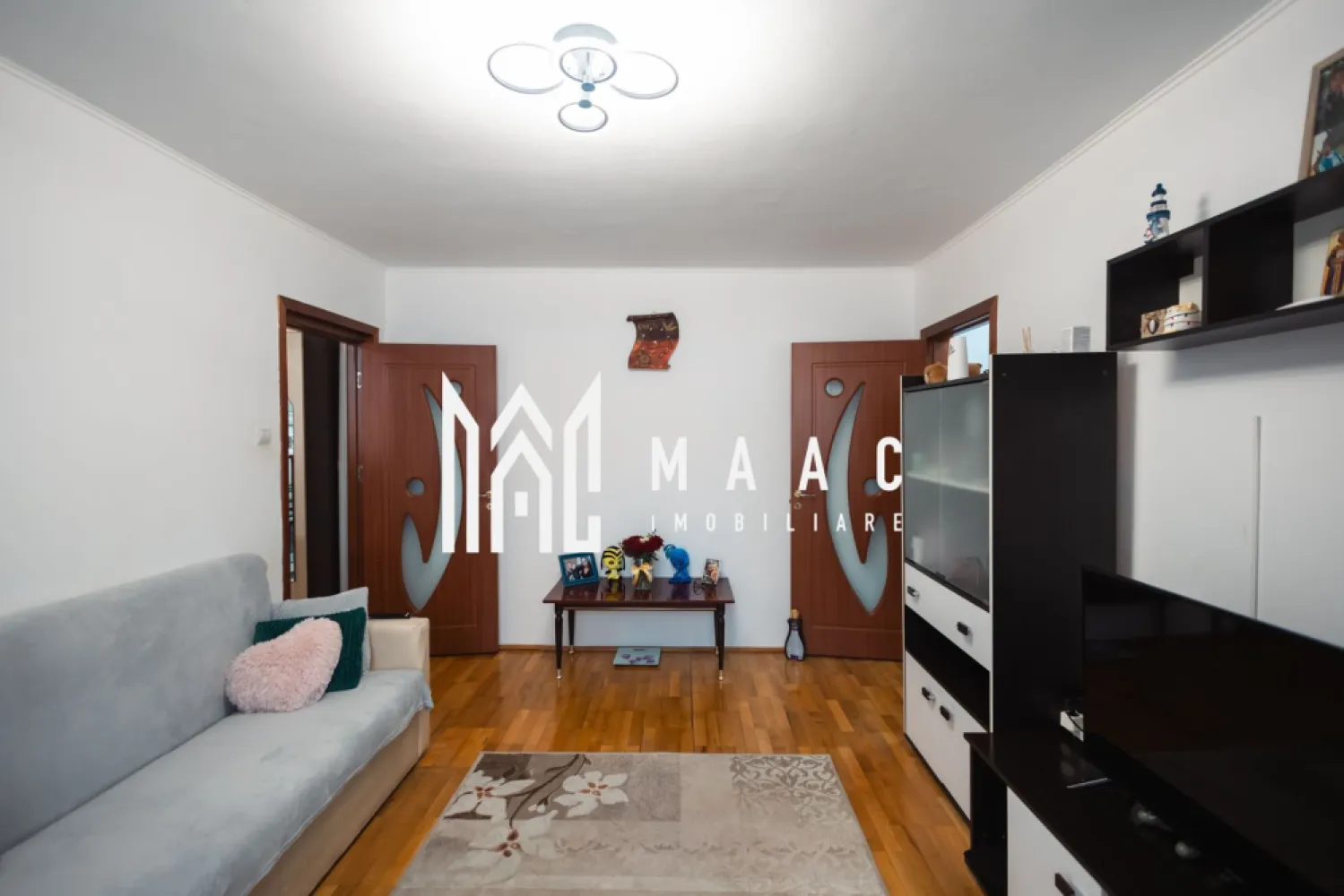 Apartament 2 camere | Balcon | Pivnita | Str Miraslăului - MAAC Imobiliare vă propune spre vânzare un apartament 2 camere în Sibiu, situat pe Strada Miraslăului, la etajul 4, ideal pentru locuit sau investiție imobiliară.

Dacă ești în căutarea unui apartament de vânzare în Sibiu, bine poziționat, complet mobilat și pregătit pentru mutare sau închiriere imediată, această proprietate merită atenția ta.

 Localizare – Sibiu, Str. Miraslăului

Zonă cu acces rapid la magazine, supermarket, școli
Stație de autobuz în apropiere
Conectare rapidă către centrul orașului
Cartier căutat pentru închiriere

 Detalii apartament:

Suprafață utilă: 38 mp + balcon
Compartimentare: semidecomandat
Etaj 4
Balcon
Pivniță inclusă
Centrală termică proprie
Costuri reduse de întreținere
 Se vinde complet mobilat și utilat
Apartamentul se predă exact ca în poze, fiind potrivit pentru:
apartament pentru închiriere în Sibiu
investiție sigură
locuință pentru cuplu sau persoană singură
Datorită poziției și prețului competitiv, acest apartament 2 camere Sibiu are potențial ridicat de valorificare pe piața imobiliară.

Pentru mai multe detalii precizati telefonic ca ati vazut anuntul cu ID: CP2936908