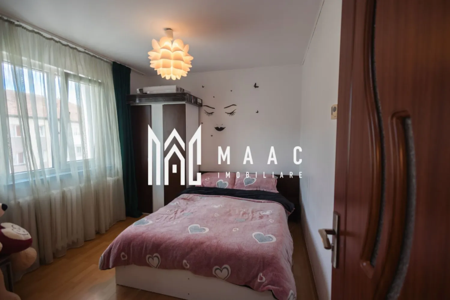 Apartament 2 camere | Balcon | Pivnita | Str Miraslăului - MAAC Imobiliare vă propune spre vânzare un apartament 2 camere în Sibiu, situat pe Strada Miraslăului, la etajul 4, ideal pentru locuit sau investiție imobiliară.

Dacă ești în căutarea unui apartament de vânzare în Sibiu, bine poziționat, complet mobilat și pregătit pentru mutare sau închiriere imediată, această proprietate merită atenția ta.

 Localizare – Sibiu, Str. Miraslăului

Zonă cu acces rapid la magazine, supermarket, școli
Stație de autobuz în apropiere
Conectare rapidă către centrul orașului
Cartier căutat pentru închiriere

 Detalii apartament:

Suprafață utilă: 38 mp + balcon
Compartimentare: semidecomandat
Etaj 4
Balcon
Pivniță inclusă
Centrală termică proprie
Costuri reduse de întreținere
 Se vinde complet mobilat și utilat
Apartamentul se predă exact ca în poze, fiind potrivit pentru:
apartament pentru închiriere în Sibiu
investiție sigură
locuință pentru cuplu sau persoană singură
Datorită poziției și prețului competitiv, acest apartament 2 camere Sibiu are potențial ridicat de valorificare pe piața imobiliară.

Pentru mai multe detalii precizati telefonic ca ati vazut anuntul cu ID: CP2936908