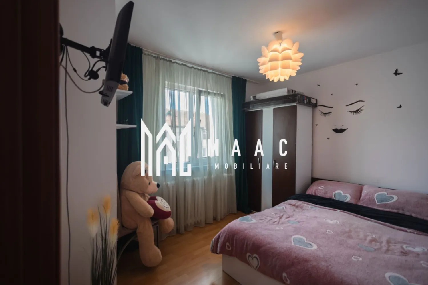 Apartament 2 camere | Balcon | Pivnita | Str Miraslăului - MAAC Imobiliare vă propune spre vânzare un apartament 2 camere în Sibiu, situat pe Strada Miraslăului, la etajul 4, ideal pentru locuit sau investiție imobiliară.

Dacă ești în căutarea unui apartament de vânzare în Sibiu, bine poziționat, complet mobilat și pregătit pentru mutare sau închiriere imediată, această proprietate merită atenția ta.

 Localizare – Sibiu, Str. Miraslăului

Zonă cu acces rapid la magazine, supermarket, școli
Stație de autobuz în apropiere
Conectare rapidă către centrul orașului
Cartier căutat pentru închiriere

 Detalii apartament:

Suprafață utilă: 38 mp + balcon
Compartimentare: semidecomandat
Etaj 4
Balcon
Pivniță inclusă
Centrală termică proprie
Costuri reduse de întreținere
 Se vinde complet mobilat și utilat
Apartamentul se predă exact ca în poze, fiind potrivit pentru:
apartament pentru închiriere în Sibiu
investiție sigură
locuință pentru cuplu sau persoană singură
Datorită poziției și prețului competitiv, acest apartament 2 camere Sibiu are potențial ridicat de valorificare pe piața imobiliară.

Pentru mai multe detalii precizati telefonic ca ati vazut anuntul cu ID: CP2936908