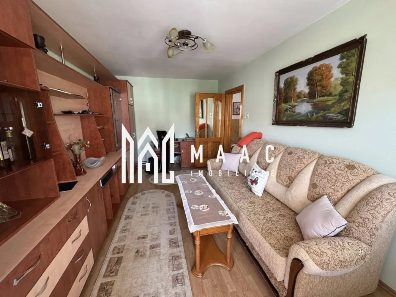 Apartament 3 camere | Decomandat | 2 Balcoane | Valea Aurie - Maac Imobiliare prezintă un apartament spațios cu 3 camere, complet decomandat, situat într-o zonă liniștită și foarte bine cotată a Sibiului – Valea Aurie, Calea Poplăcii. Cu o suprafață utilă de 60 mp, locuința este ideală atât pentru o familie, cât și pentru cei care își doresc un apartament bine compartimentat, într-un cartier apreciat. Caracteristici principale: Suprafață utilă: 60 mp Compartimentare: decomandată 3 camere 2 balcoane (unul închis) Încălzire: centrală termică proprie Pivniță proprie Acoperiș din țiglă Spațiu verde în spatele blocului Compartimentare: Hol generos, cu spații de depozitare Living luminos, cu acces pe balcon 2 dormitoare Bucătărie separată Baie Apartamentul este situat într-un bloc îngrijit, cu acces facil către magazine, școli, mijloace de transport în comun și alte puncte de interes, oferind un echilibru ideal între liniște și accesibilitate. Pentru mai multe informații, vă rugăm să menționați ID-ul anunțului CP2861397 }}