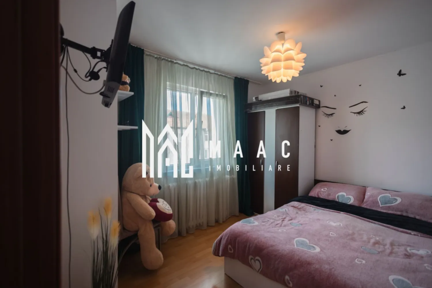 Apartament 2 camere | Semidecomandat | Balcon | Pivnita - MAAC Imobiliare vă propune spre vânzare un apartament cu 2 camere în Sibiu, zona str. Miraslău, situat la etajul 4/4.

Vă prezentăm un apartament cu 2 camere semidecomandat, amplasat în municipiul Sibiu, pe strada Miraslău, într-o zonă liniștită, cu acces facil către puncte de interes, mijloace de transport, magazine și școli.

Detalii principale:

Suprafață utilă: 38 mp + balcon

Compartimentare: semidecomandat

Etaj: 4 din 4

Balcon

Pivniță inclusă

Se vinde mobilat și utilat, conform fotografiilor

Compartimentare:

Living

Dormitor

Bucătărie separată

Baie

Hol

Balcon

Apartamentul este potrivit atât pentru locuință proprie, cât și pentru investiție (închiriere pe termen lung), datorită poziționării și costurilor reduse de întreținere. Faptul că se vinde complet mobilat și utilat permite mutarea imediată sau preluarea rapidă în scop investițional.

Avantaje:

Zonă bună din Sibiu

Acces rapid către zone comerciale și stații de transport

Pivniță pentru depozitare suplimentară

Etaj superior (fără vecini deasupra)

Apartament disponibil imediat

Preț: la cerere

Pentru mai multe detalii și programarea unei vizionări, contactați MAAC Imobiliare.
ID: CP2936899.