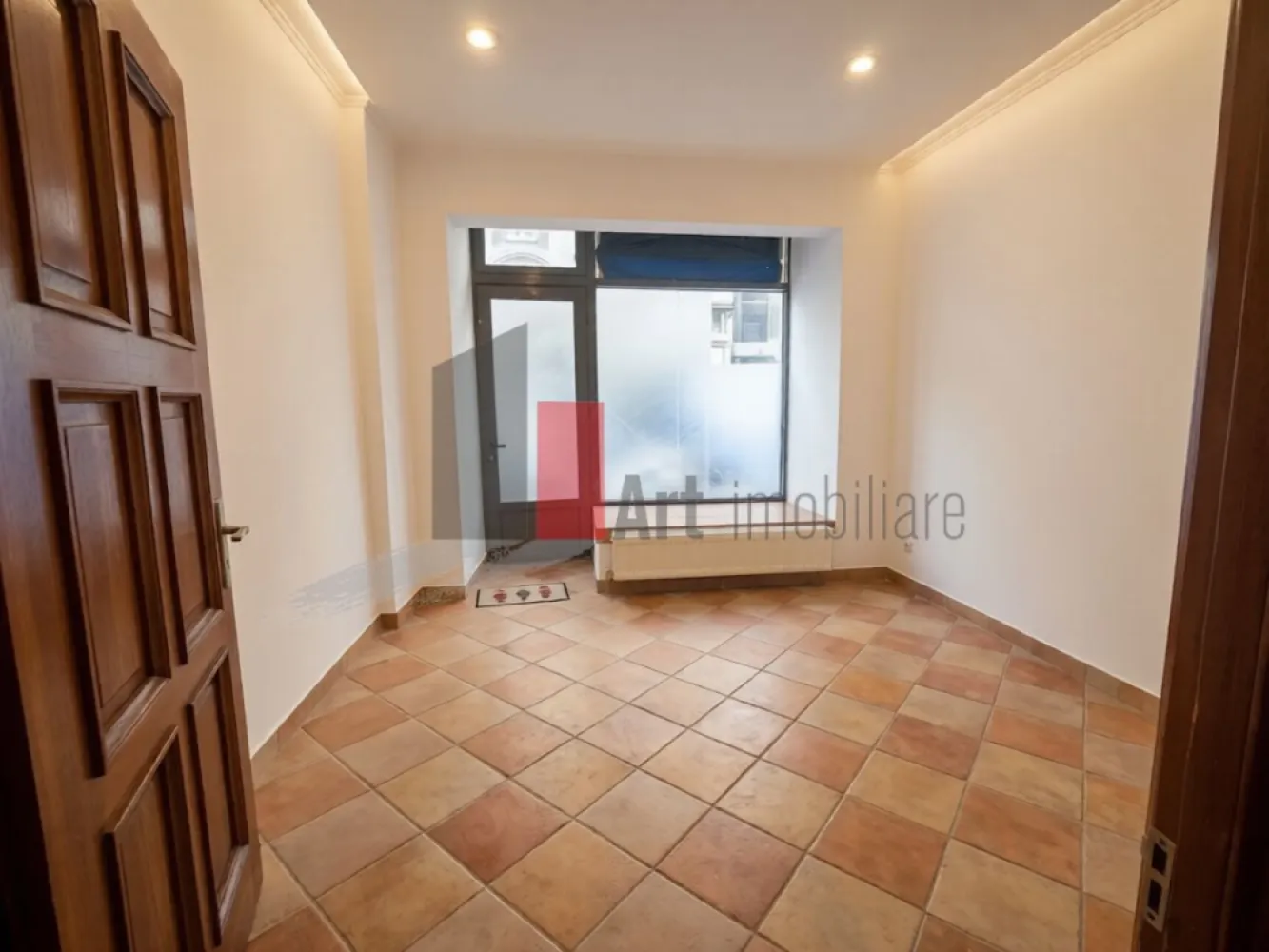 Spatiu Comercial de inchiriat in Centrul Vechi, 55mp - Închiriere Spațiu Comercial / Fast-Food - Restaurant - HoReCa | 55 mp | Tubulatură Hotă | Grup Sanitar

Se oferă spre închiriere un spațiu comercial situat în Centrul Vechi, cea mai intensă zonă comercială și turistică din Capitală, recunoscută pentru fluxul pietonal continuu zi și noapte. Proprietatea are o suprafață de 55 mp și este configurată excelent pentru activități din sfera alimentației publice, bistro, fast-food, cafenea sau alte tipuri de retail și servicii care necesită o poziționare ultracentrală.

Spațiul dispune de avantajul major al unei bucătării dotate cu tubulatură specială pentru hotă, reducând considerabil timpul și costurile de amenajare pentru obținerea avizelor necesare. 

Detalii spațiu:

Suprafață utilă de 55 mp distribuită practic pentru activități comerciale

Prevăzut cu bucătărie neutilată ce include tubulatură pregătită pentru instalarea hotei profesionale

Grup sanitar complet utilat și finisat conform normelor igienico-sanitare

Compartimentare adaptabilă ce oferă flexibilitate în amenajarea zonei de servire și a celei de lucru

Utilități și facilități:

Sistem de încălzire autonom cu centrală termică proprie pentru un control total al costurilor

Toate utilitățile necesare disponibile respectiv apă, gaz, curent electric și canalizare

Infrastructură optimizată pentru consumatori comerciali

Spațiu pregătit pentru instalarea echipamentelor specifice activității dumneavoastră

Contorizare individuală pentru o gestionare precisă a consumului lunar

Avantaje:

Localizare premium în Centrul Vechi, punctul zero al distracției și retailului stradal din București

Flux pietonal masiv și constant format din turiști și localnici pe tot parcursul săptămânii

Prezența tubulaturii pentru hotă reprezintă un avantaj tehnic esențial pentru profilul HoReCa/fast-food

Suprafață optimă (55 mp) pentru un concept eficient, cu costuri de întreținere echilibrate

Condiții de închiriere:

Se percepe comision

Disponibilitate imediată pentru vizionări și preluarea spațiului

Pentru mai multe detalii sau pentru programarea unei vizionări vă stăm la dispoziție.