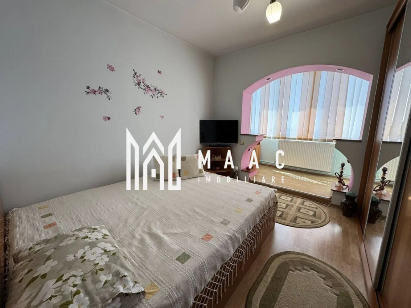 Apartament 3 camere | Decomandat | 2 Balcoane | Valea Aurie - Maac Imobiliare prezintă un apartament spațios cu 3 camere, complet decomandat, situat într-o zonă liniștită și foarte bine cotată a Sibiului – Valea Aurie, Calea Poplăcii. Cu o suprafață utilă de 60 mp, locuința este ideală atât pentru o familie, cât și pentru cei care își doresc un apartament bine compartimentat, într-un cartier apreciat. Caracteristici principale: Suprafață utilă: 60 mp Compartimentare: decomandată 3 camere 2 balcoane (unul închis) Încălzire: centrală termică proprie Pivniță proprie Acoperiș din țiglă Spațiu verde în spatele blocului Compartimentare: Hol generos, cu spații de depozitare Living luminos, cu acces pe balcon 2 dormitoare Bucătărie separată Baie Apartamentul este situat într-un bloc îngrijit, cu acces facil către magazine, școli, mijloace de transport în comun și alte puncte de interes, oferind un echilibru ideal între liniște și accesibilitate. Pentru mai multe informații, vă rugăm să menționați ID-ul anunțului CP2861397 }}
