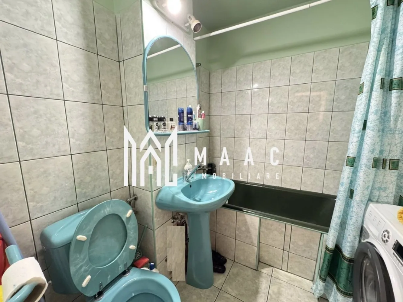 Apartament 3 camere | Decomandat | 2 Balcoane | Valea Aurie - Maac Imobiliare prezintă un apartament spațios cu 3 camere, complet decomandat, situat într-o zonă liniștită și foarte bine cotată a Sibiului – Valea Aurie, Calea Poplăcii. Cu o suprafață utilă de 60 mp, locuința este ideală atât pentru o familie, cât și pentru cei care își doresc un apartament bine compartimentat, într-un cartier apreciat. Caracteristici principale: Suprafață utilă: 60 mp Compartimentare: decomandată 3 camere 2 balcoane (unul închis) Încălzire: centrală termică proprie Pivniță proprie Acoperiș din țiglă Spațiu verde în spatele blocului Compartimentare: Hol generos, cu spații de depozitare Living luminos, cu acces pe balcon 2 dormitoare Bucătărie separată Baie Apartamentul este situat într-un bloc îngrijit, cu acces facil către magazine, școli, mijloace de transport în comun și alte puncte de interes, oferind un echilibru ideal între liniște și accesibilitate. Pentru mai multe informații, vă rugăm să menționați ID-ul anunțului CP2861397 }}