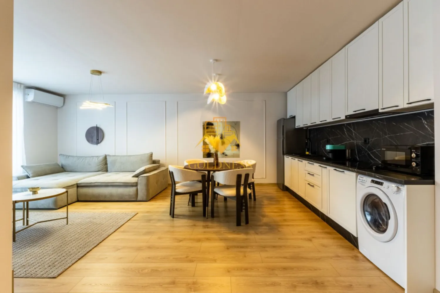 2 camere, Premium, bloc nou,terasa,Marasti Zona The Office,Record Park - GOLDNESS Imobiliare vă propune spre închiriere un apartament cu 2 camere complet mobilat și utilat, la etajul 7 într-un imobil de 7 etaje, în Cartierul Marasti.
Dispune de loc de parcare subterana!
Se află în apropierea stațiilor de transport în comun, magazine, restaurante, spații verzi, farmacii, etc. 

Apartamentul este compartimentat astfel:
 - dormitor cu pat matrimonial, dressing, noptiere
 - living cu bucatarie open space complet utilată și mobilată, canapea extensibilă, loc de servit masa 
 - baie cu cabina de dus, calorifer port prosop și dulap pentru depozitare.
 - terasa de 10 mp.

Imobilul este dotat cu toate cele necesare- centrală proprie, frigider, aragaz, hotă, mașină de spălat haine, etc. 

Dacă sunteți interesați de acest apartament și doriți să îl vizionați, dar și pentru alte oferte nu ezitați să ne contactați telefonic sau prin e-mail. Vă stăm la dispoziție!
Pentru intermediere se percepe un comision de 50% din prețul chiriei!
