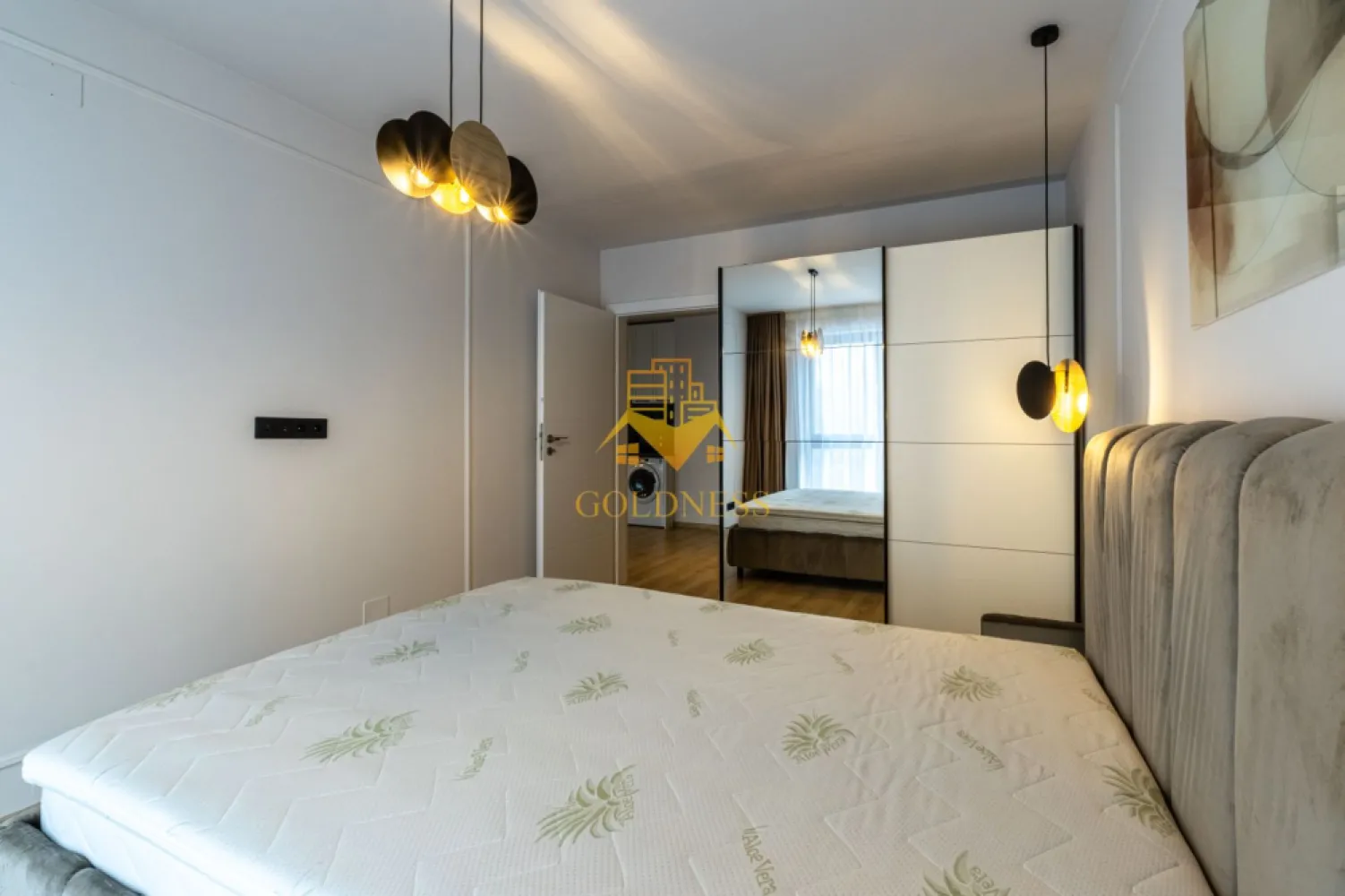 2 camere, Premium, bloc nou,terasa,Marasti Zona The Office,Record Park - GOLDNESS Imobiliare vă propune spre închiriere un apartament cu 2 camere complet mobilat și utilat, la etajul 7 într-un imobil de 7 etaje, în Cartierul Marasti.
Dispune de loc de parcare subterana!
Se află în apropierea stațiilor de transport în comun, magazine, restaurante, spații verzi, farmacii, etc. 

Apartamentul este compartimentat astfel:
 - dormitor cu pat matrimonial, dressing, noptiere
 - living cu bucatarie open space complet utilată și mobilată, canapea extensibilă, loc de servit masa 
 - baie cu cabina de dus, calorifer port prosop și dulap pentru depozitare.
 - terasa de 10 mp.

Imobilul este dotat cu toate cele necesare- centrală proprie, frigider, aragaz, hotă, mașină de spălat haine, etc. 

Dacă sunteți interesați de acest apartament și doriți să îl vizionați, dar și pentru alte oferte nu ezitați să ne contactați telefonic sau prin e-mail. Vă stăm la dispoziție!
Pentru intermediere se percepe un comision de 50% din prețul chiriei!