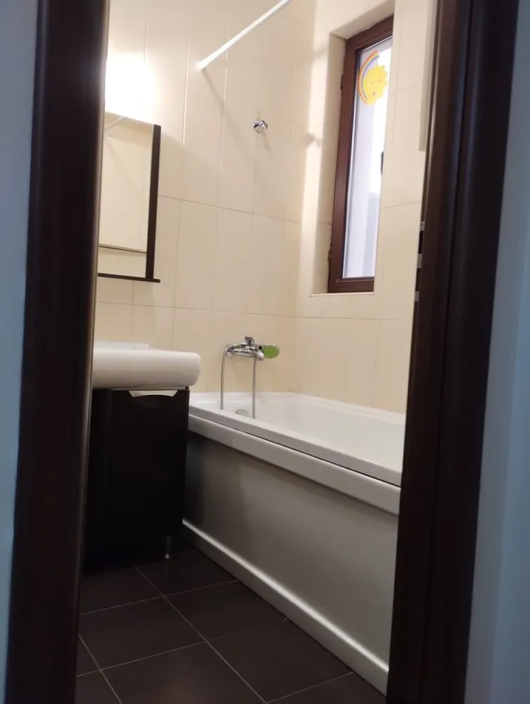 Ag BRASADAS închiriază ap 2 cam Etaj2/3 din 2010 sup. 65mp - Agenția BRASADAS închiriază apartament cu doua camere în sectorul 6, la 5 minute de statia de metrou LUJERULUI, 5 minute pana la Mall Plazza, situat la etajul 2/3 cu suprafata utila de 65mp.
Apartamentul a fost construit în anul 2010, are bucataria inchisa, balconul deschis si geam la baie.
Nu se accepta animale de companie, studenți și fumatul în apartament.